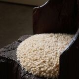 Chaise souche primitive wabi sabi suédoise sculptée à la main, siège en laine d'agneau, 1900s