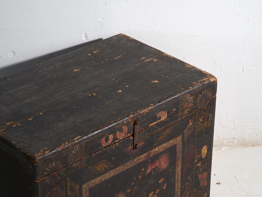 Antique chest painted in pine wood – China, around 1900