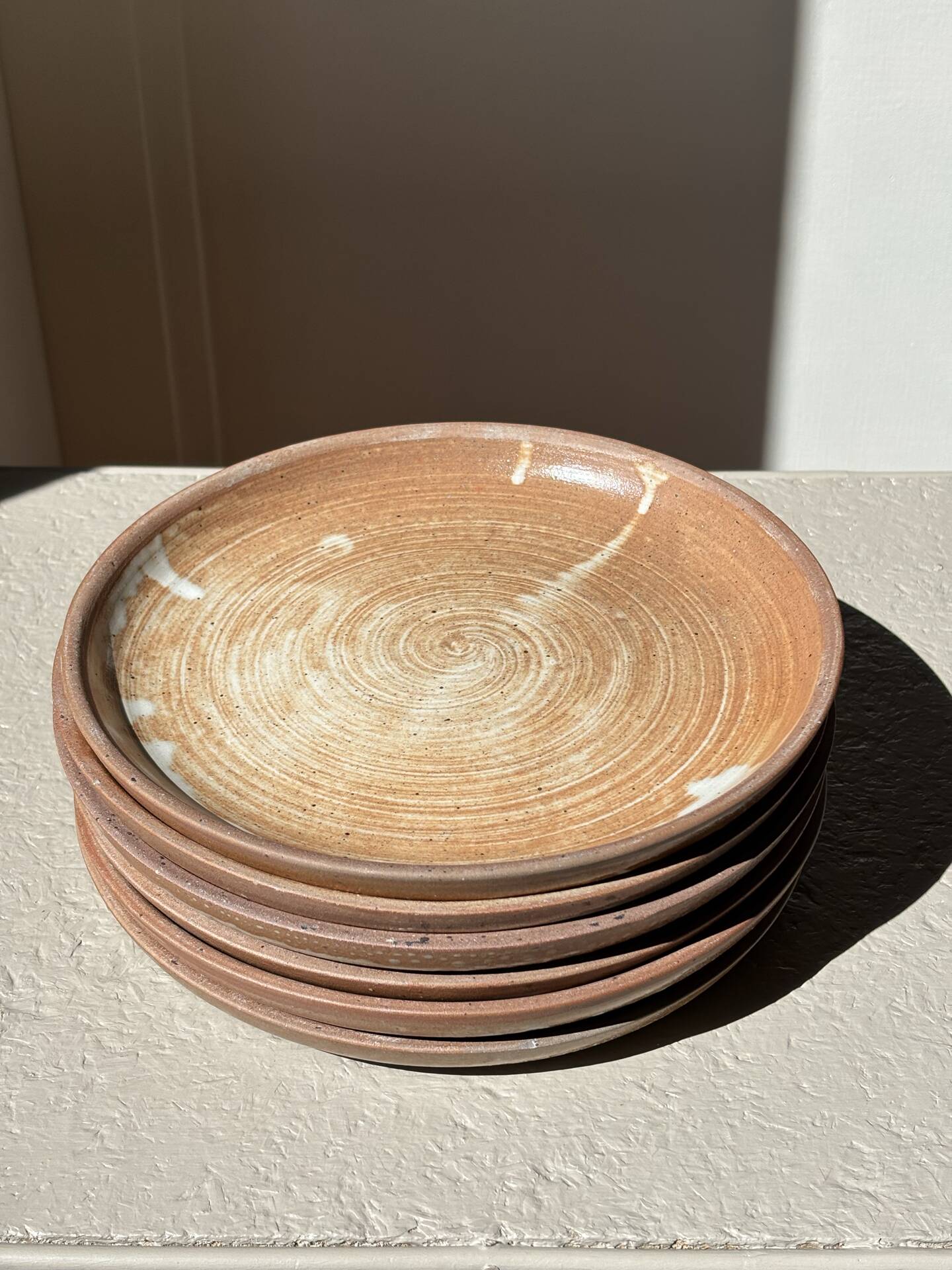 Flat stoneware plates