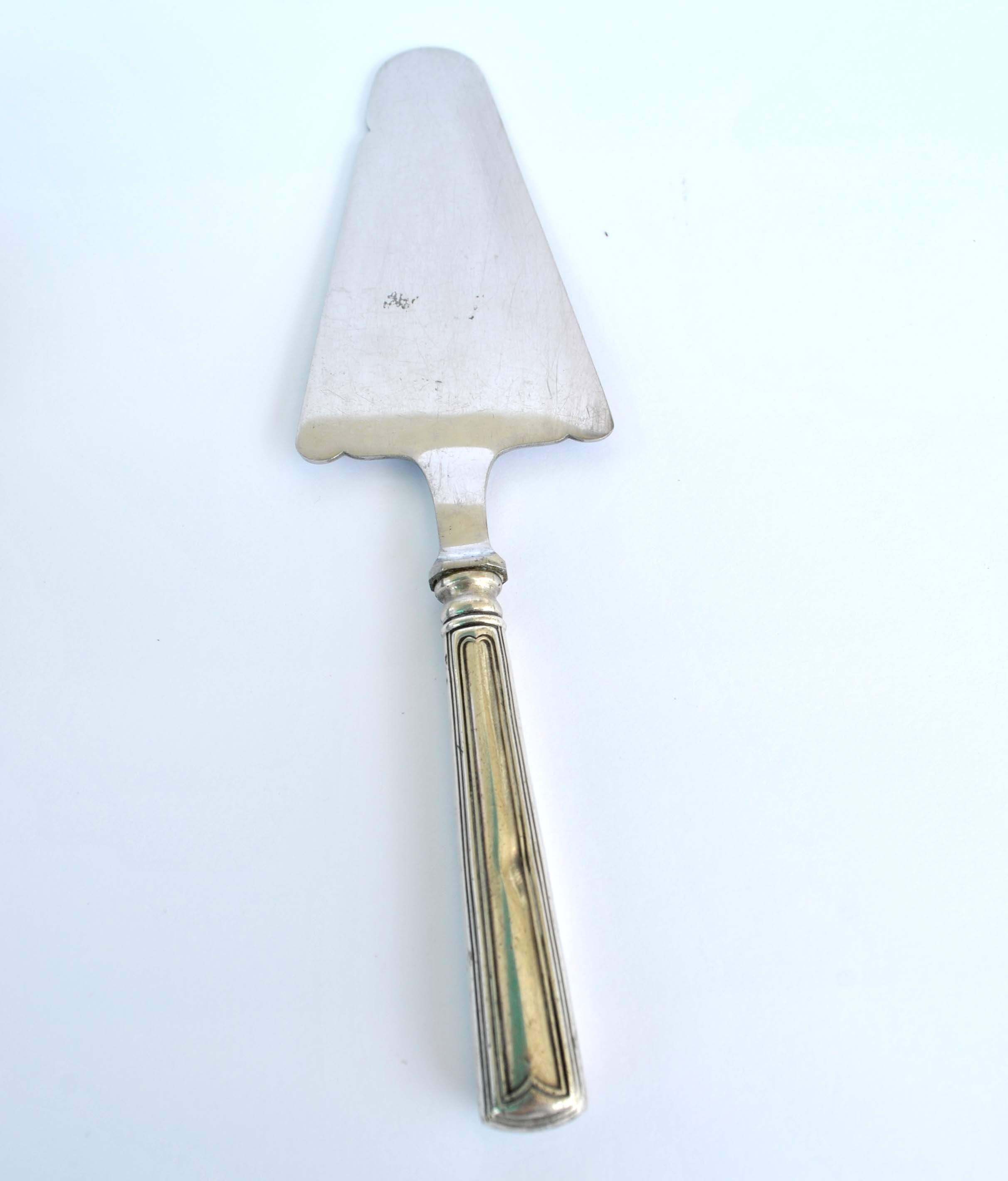 Vintage pie shovel in silver metal and stainless steel blade - Contour net decoration