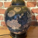 Table lamp with floral pattern