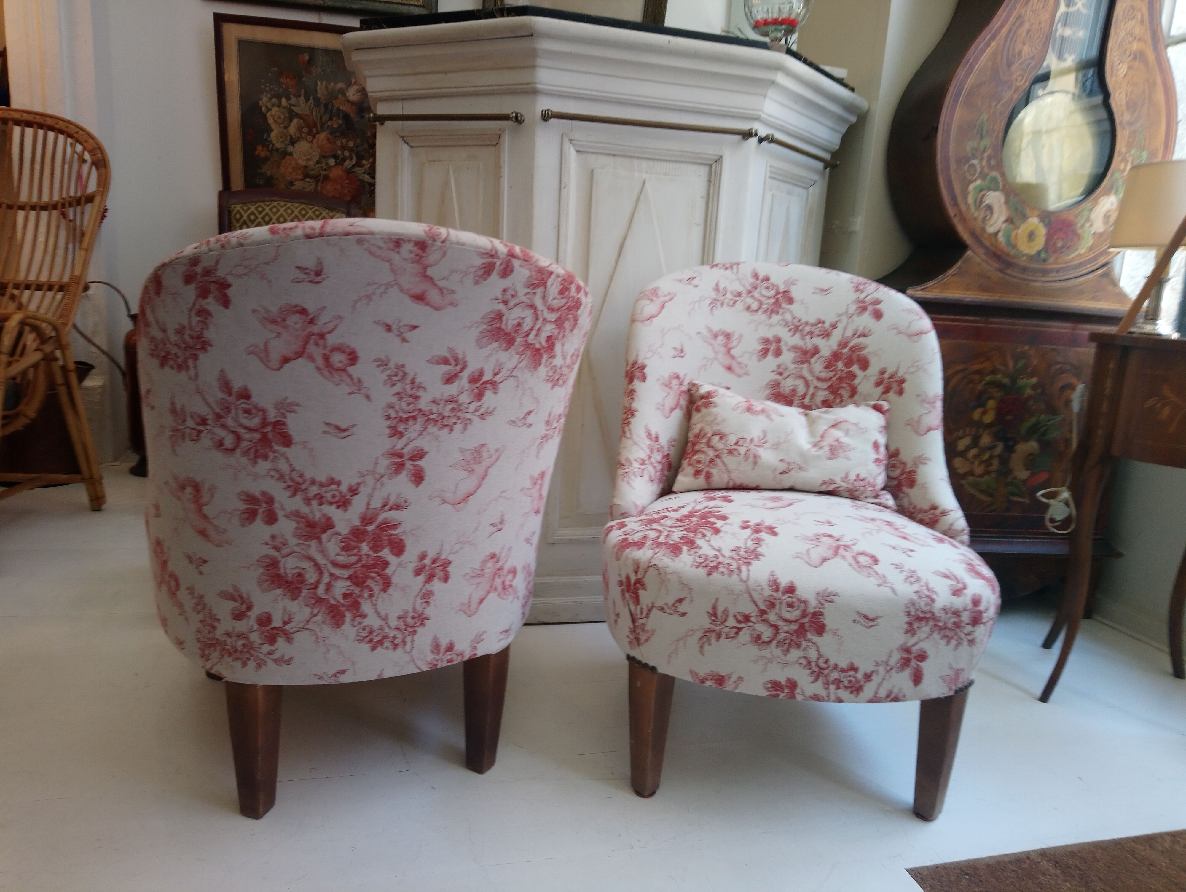 Pair of chairs toads