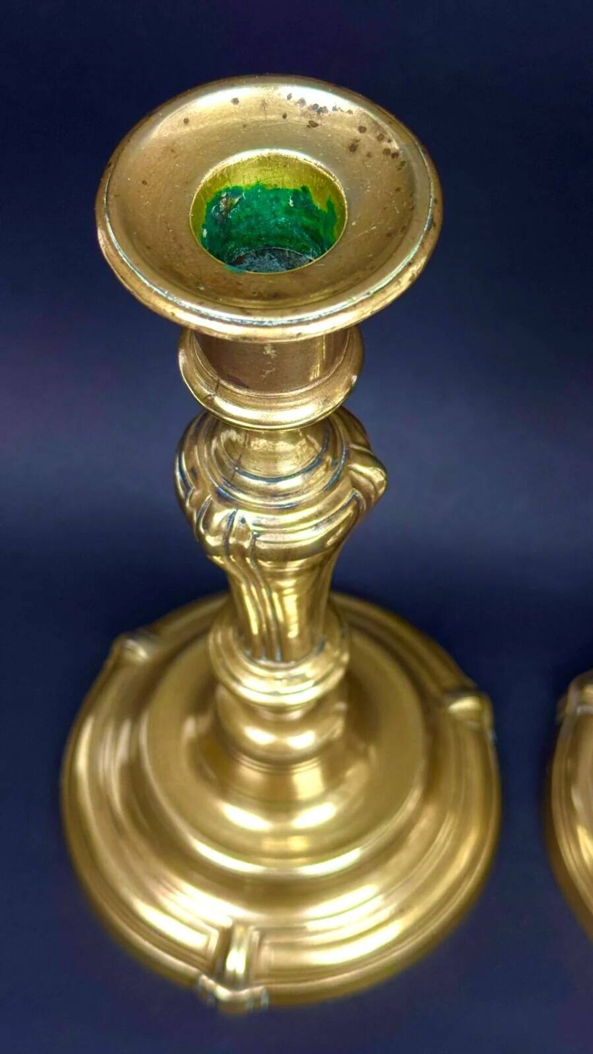 Pair of gilded bronze candlesticks from the Regency period, 18th century.