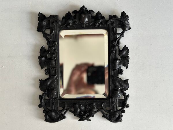 Petit miroir Napoléon III en gutta percha à décor de vigne, XIXe siècle