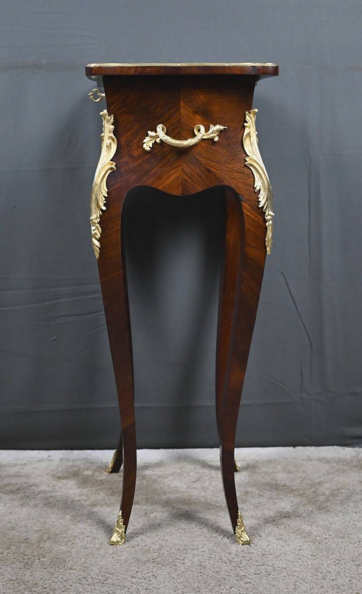 Table de salon, travailleuse en marqueterie, style Louis XV – fin XIXe