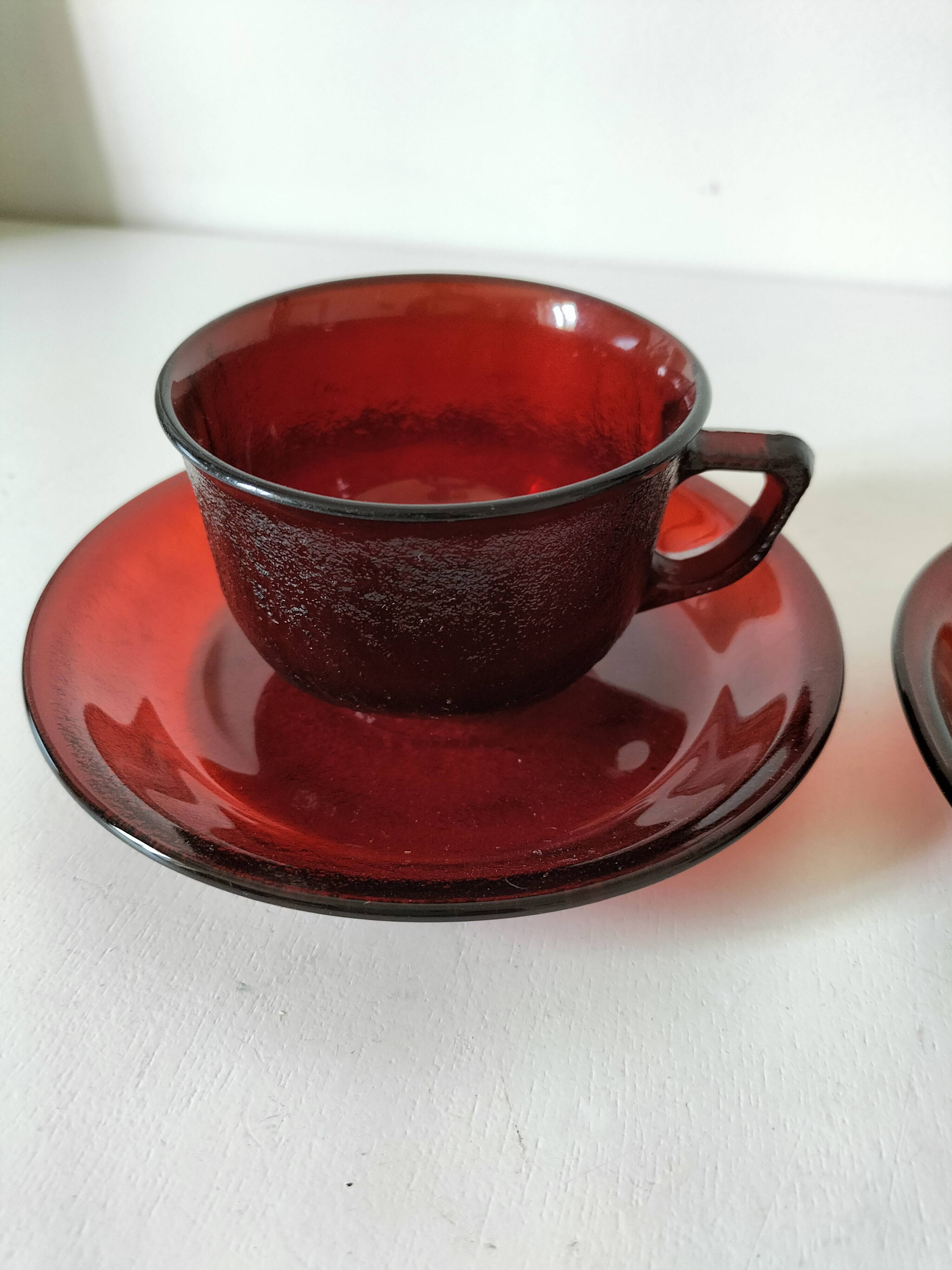 Set of cups and saucers Arcoroc Sierra ruby – 1970s