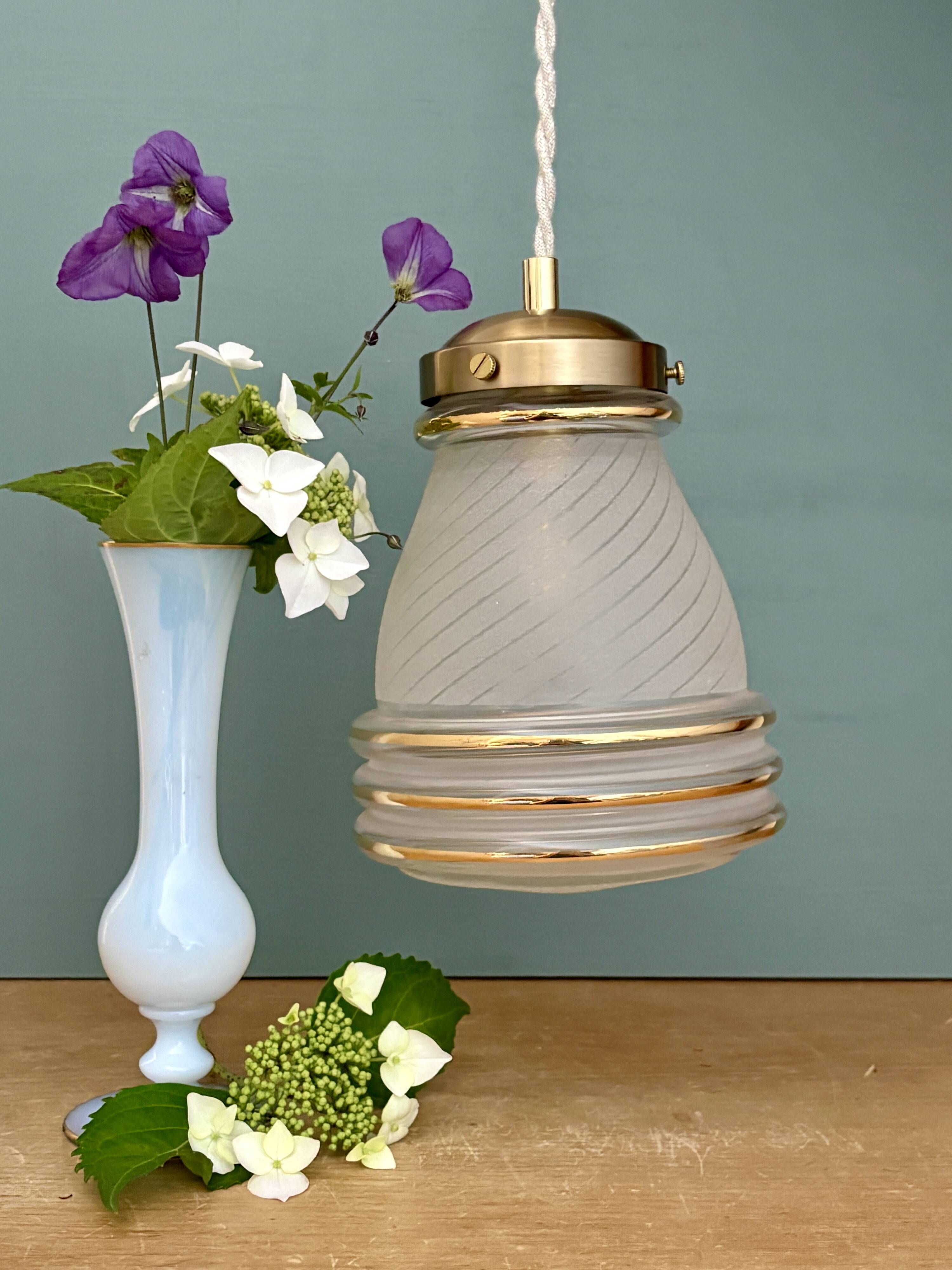 Suspension globe antique Art Deco in frosted white and gold glass.