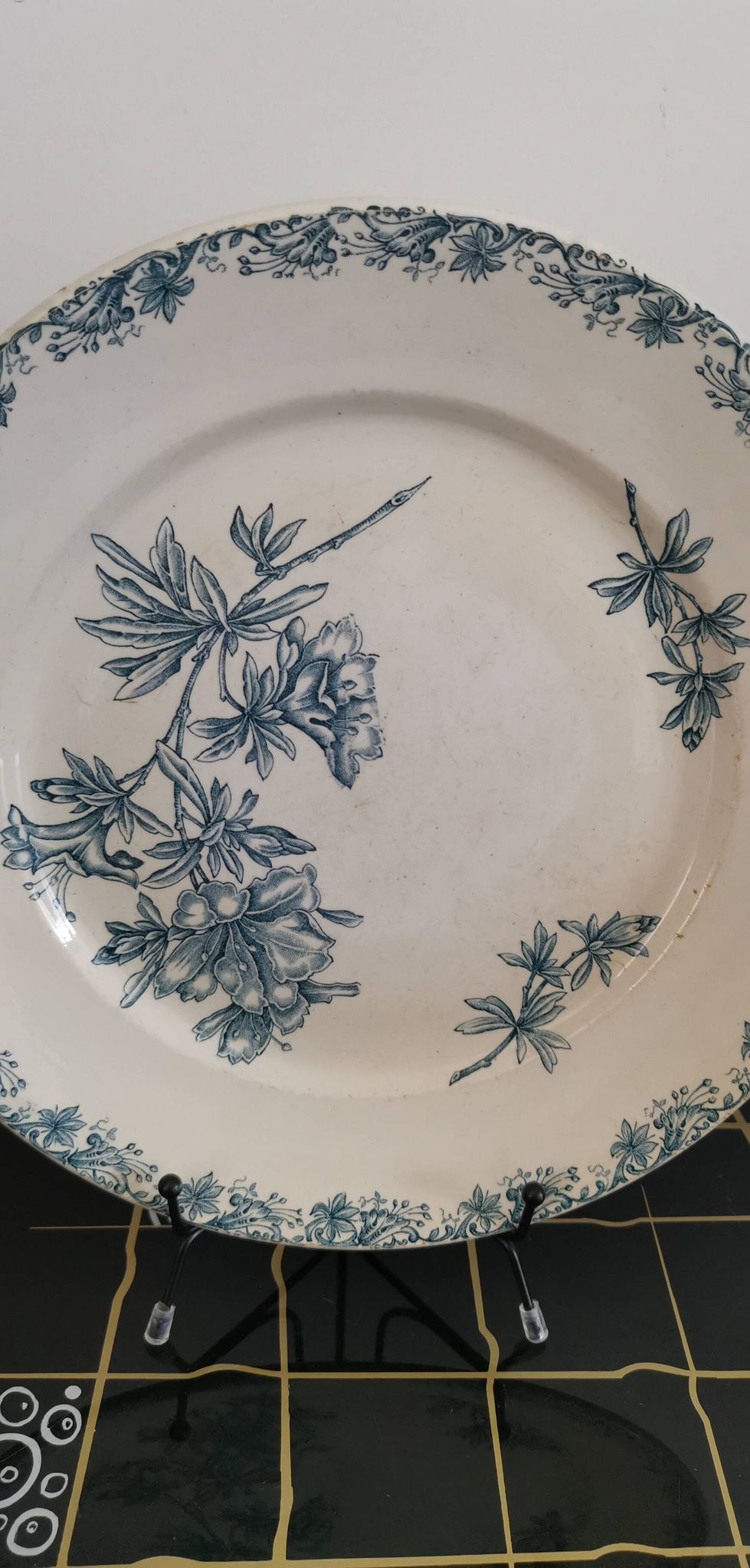 Plat rond en céramique de Sarreguemines modèle Flore