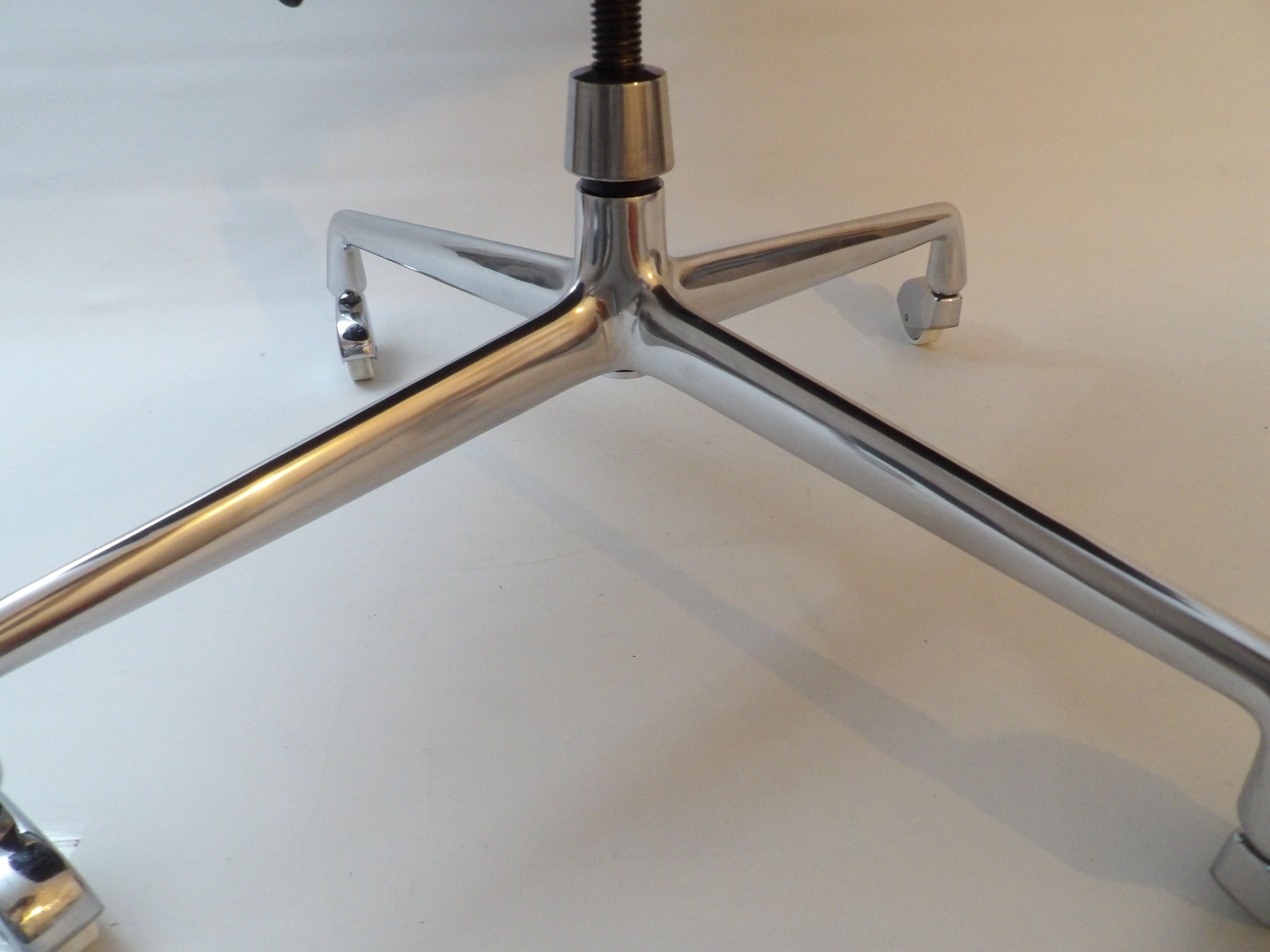 Charles Eames "Time Life" office chair edited by Herman Miller