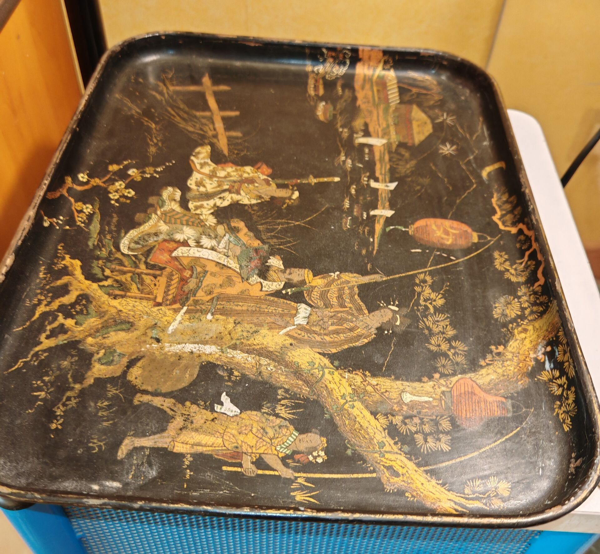 Ancient lacquered plateau