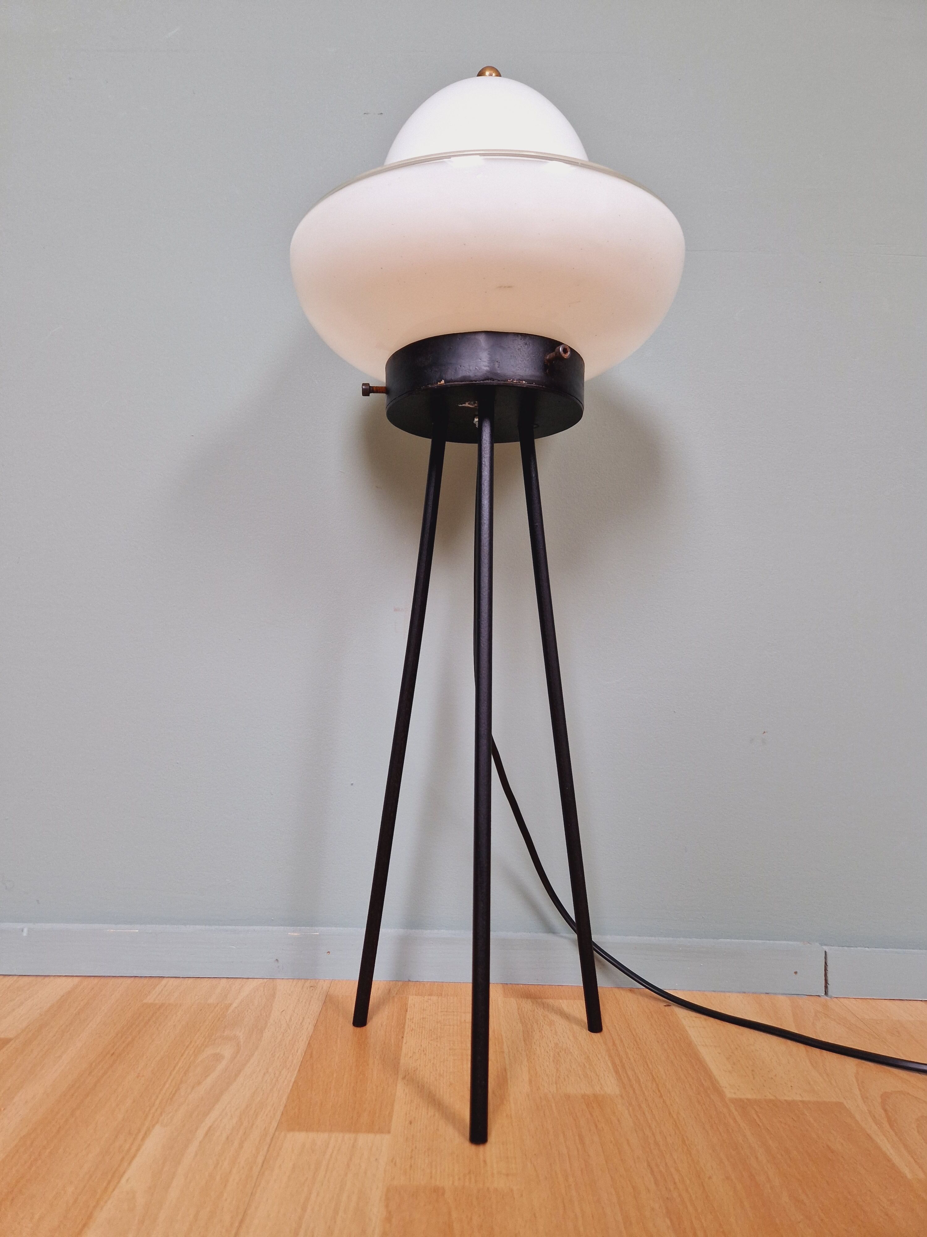 Tripod lamp in opaline glass and black lacquered metal
