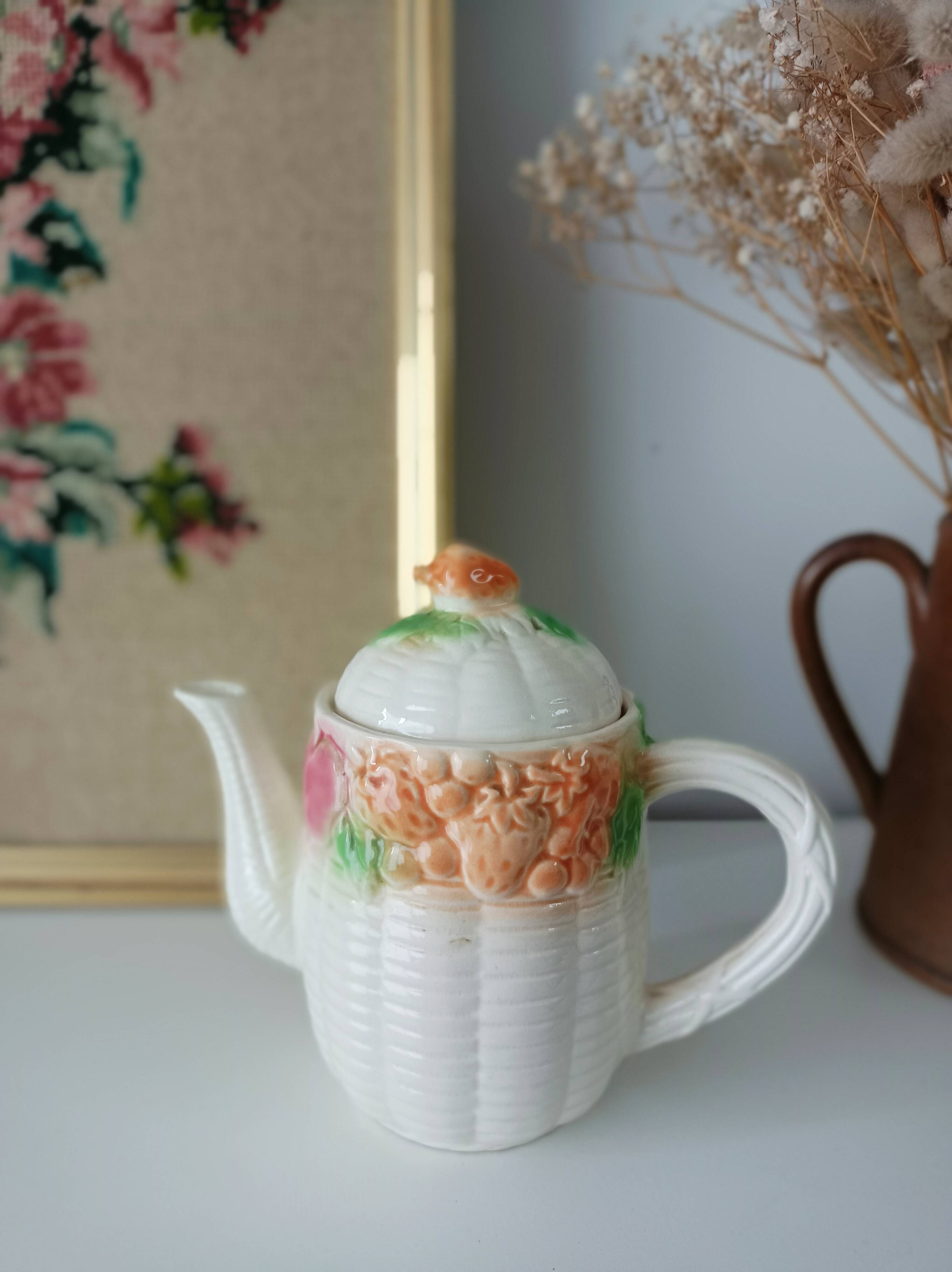 Théière en barbotine, décor fruits