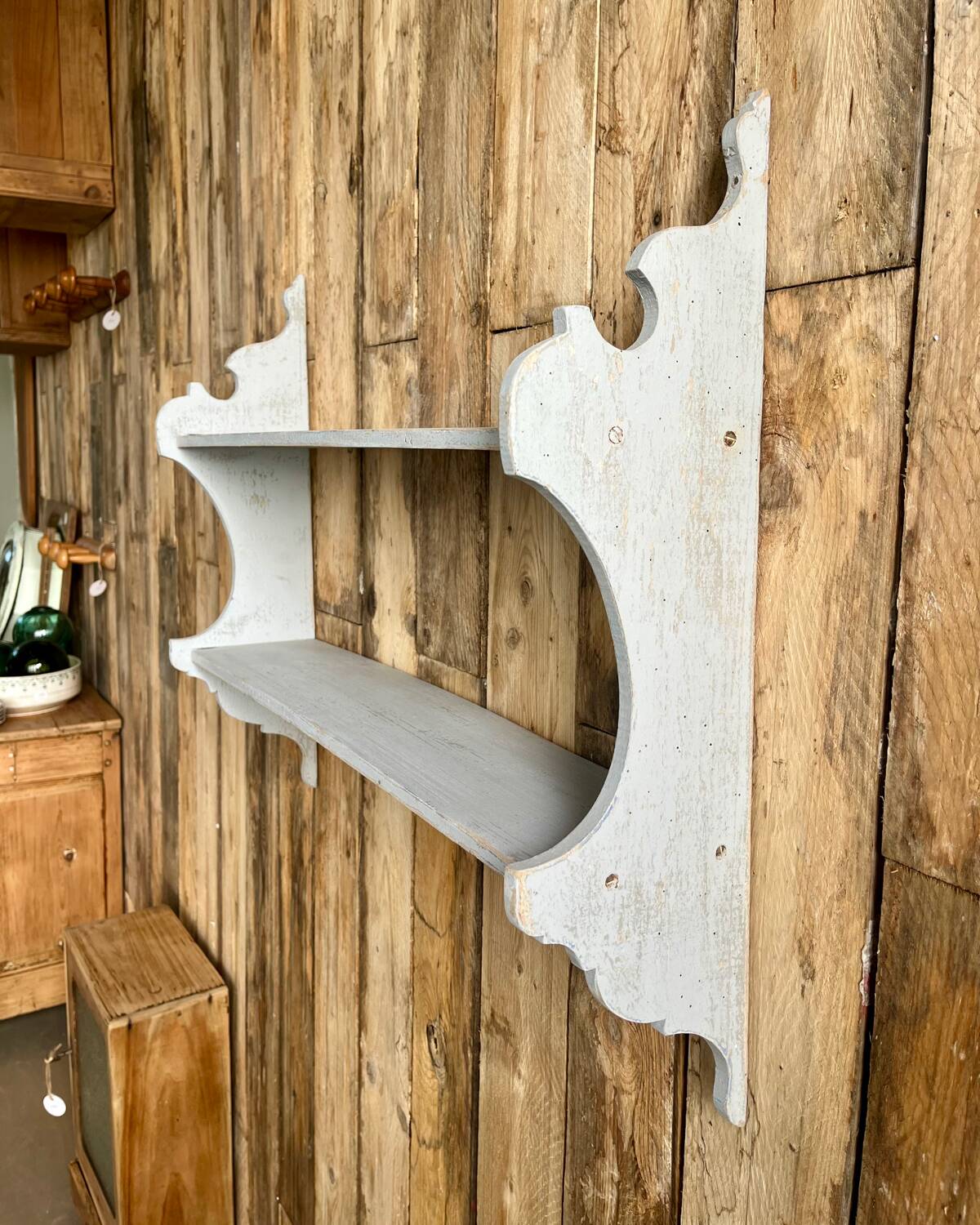 Étagère ancienne en bois patiné