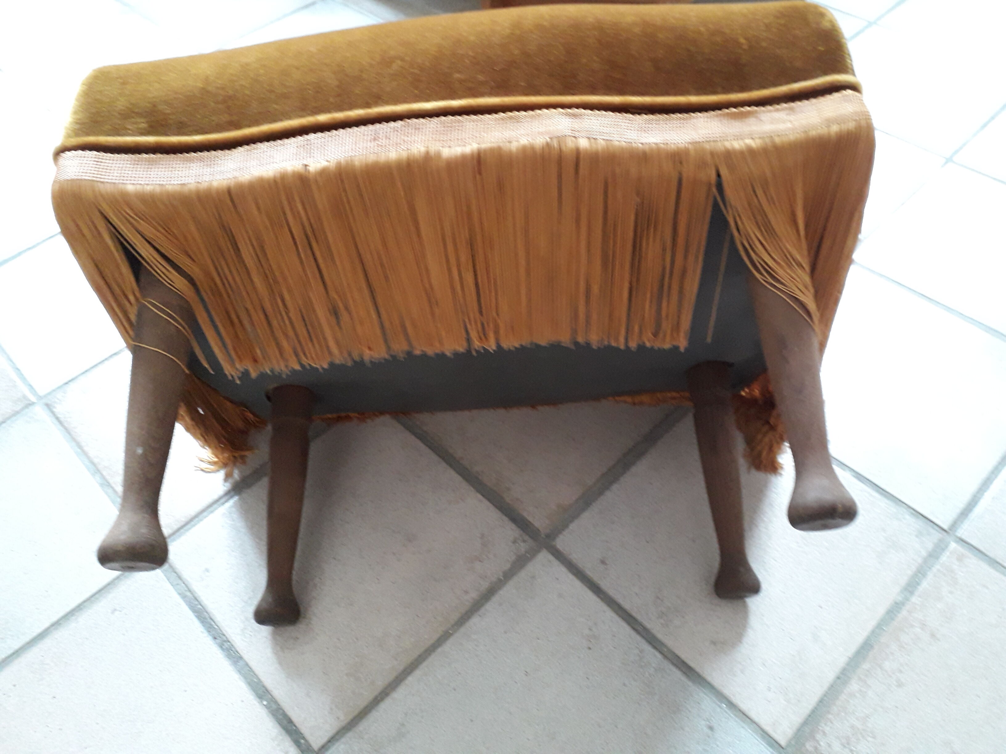 Yellow gold velvet pouf