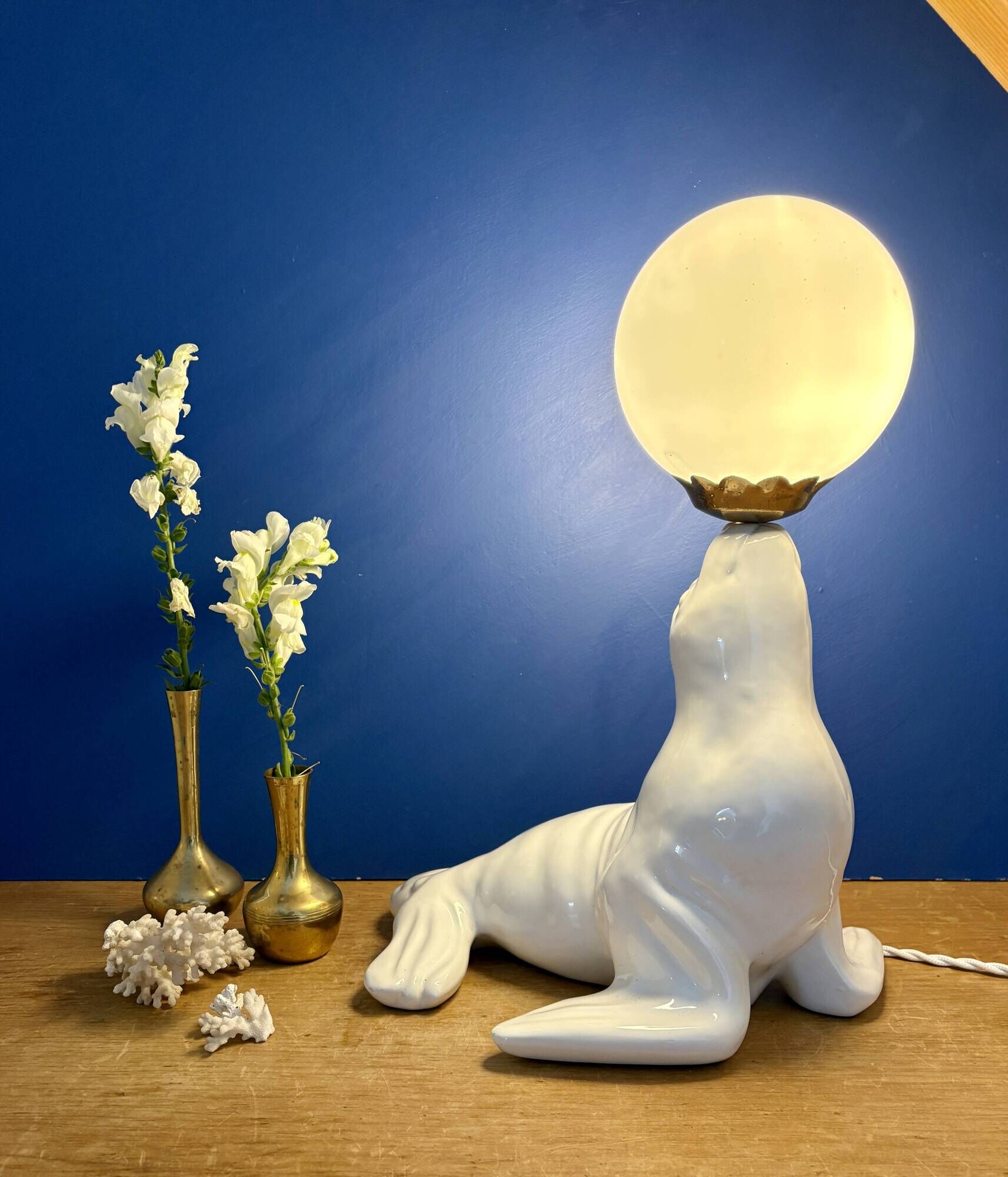 Vintage seal lamp in white ceramic and opaline.