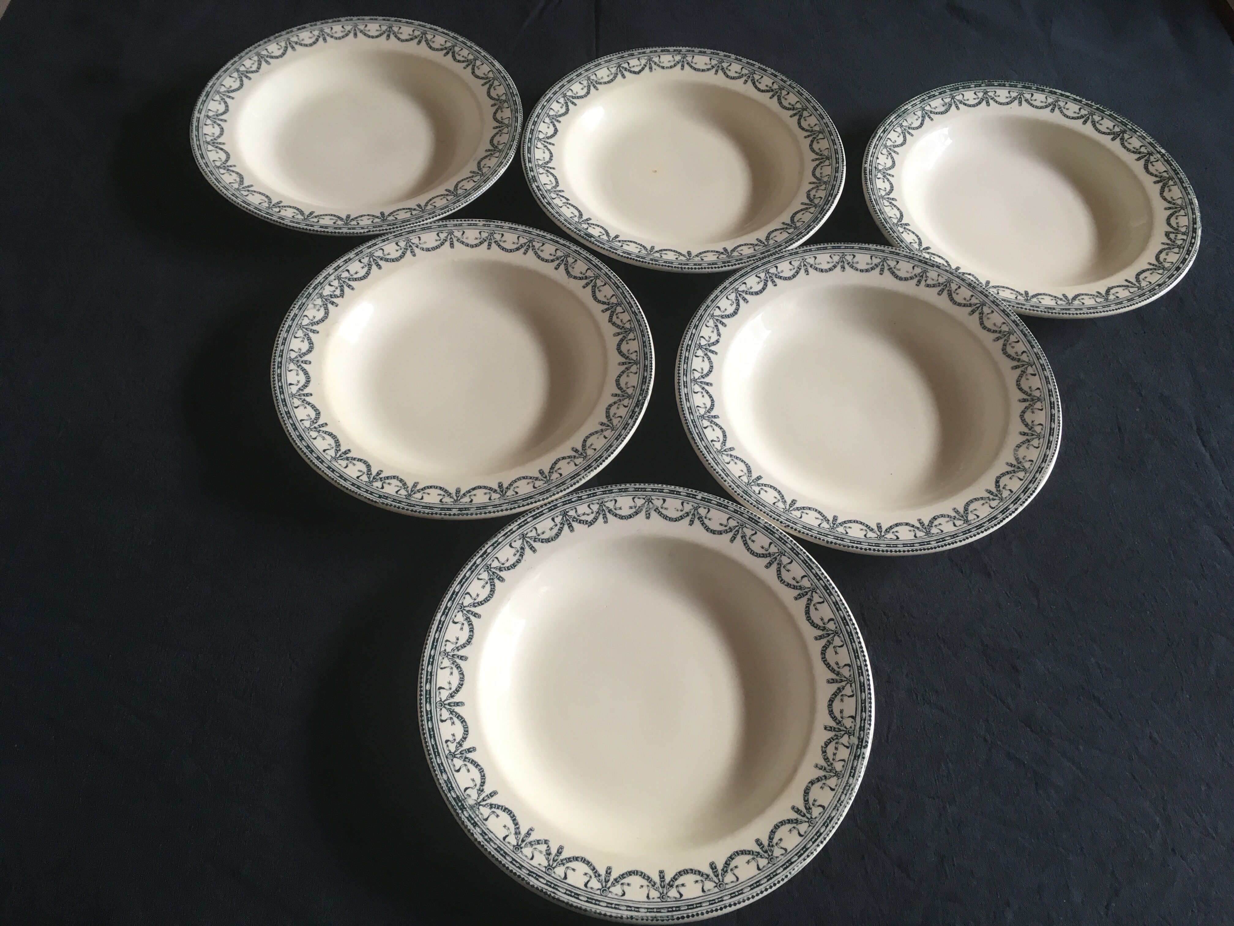 Set de 9 et 6 assiettes en faïence terre de fer de Salins début 20e décor gris vert