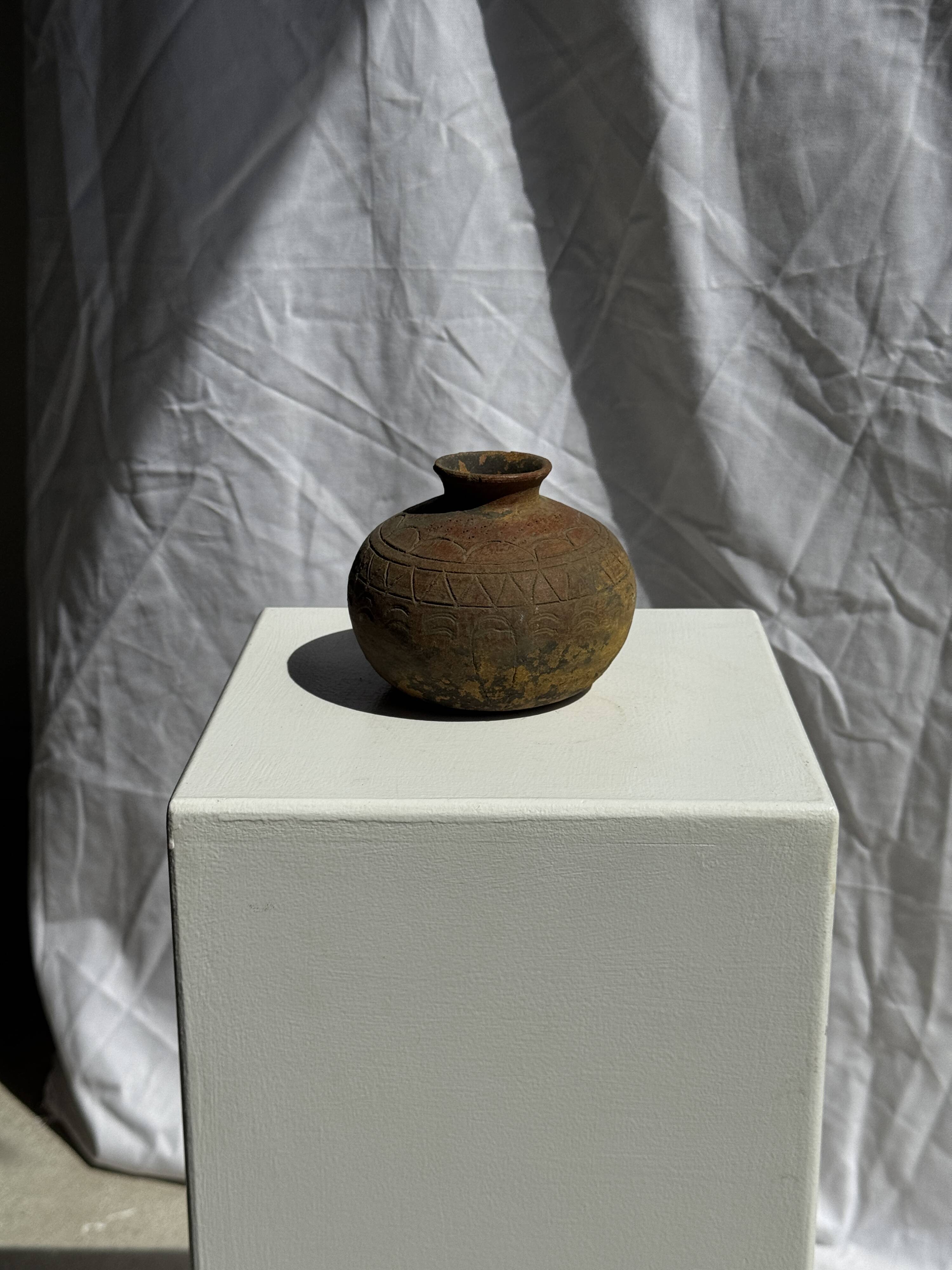 Small round ancient vase in engraved terracotta, Indonesian polychromy H10 D1