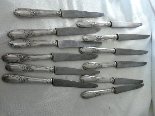 Box of 12 silver-plated art nouveau knives with steel blades