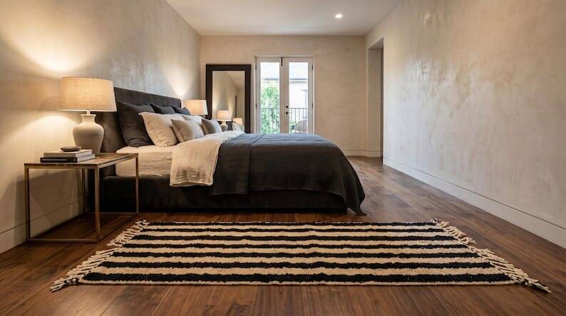 Handmade traditional Beni Ouarain carpet, white and black, 75/300.