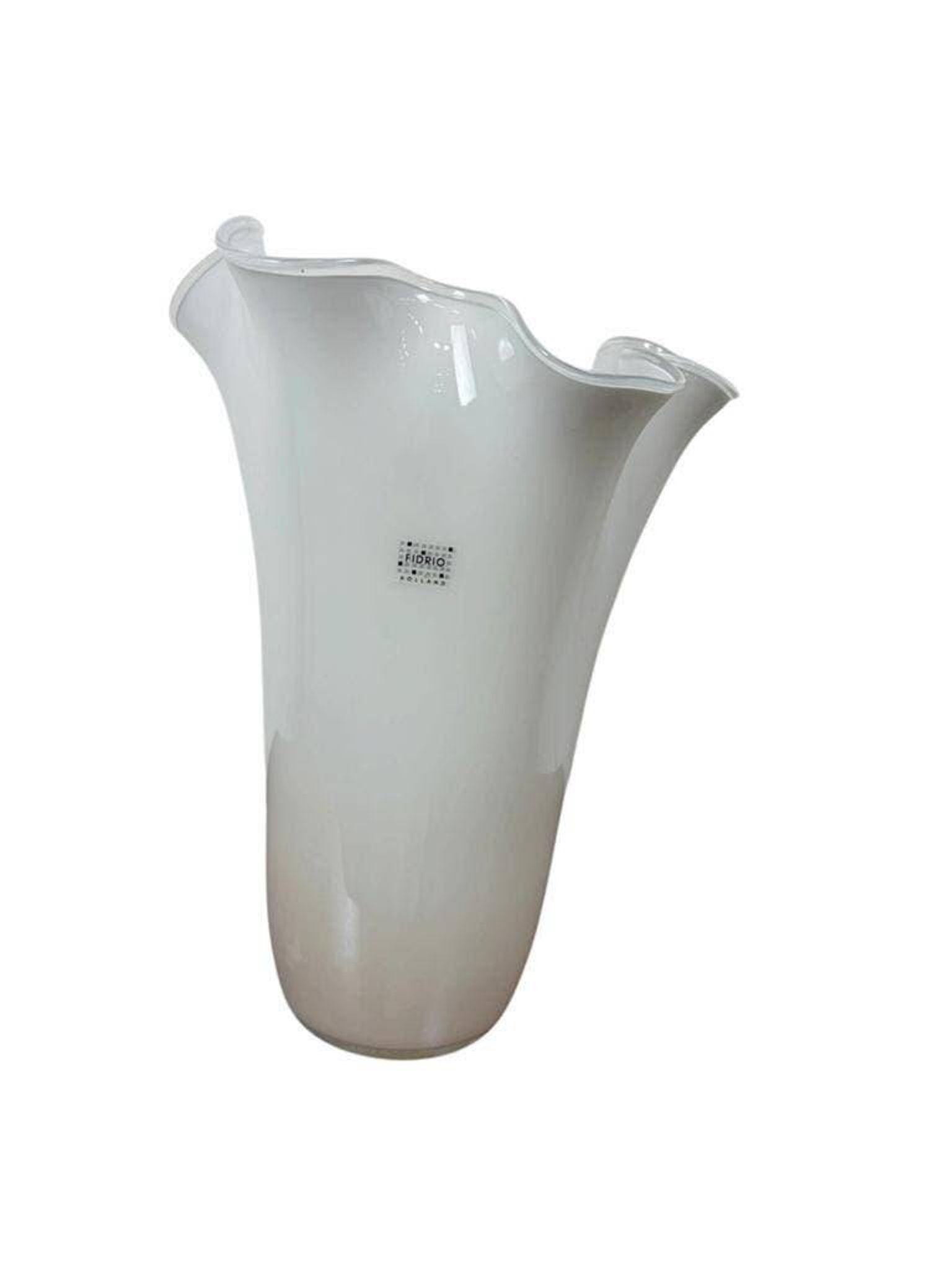 Vase blanche en verre plissé fidrio