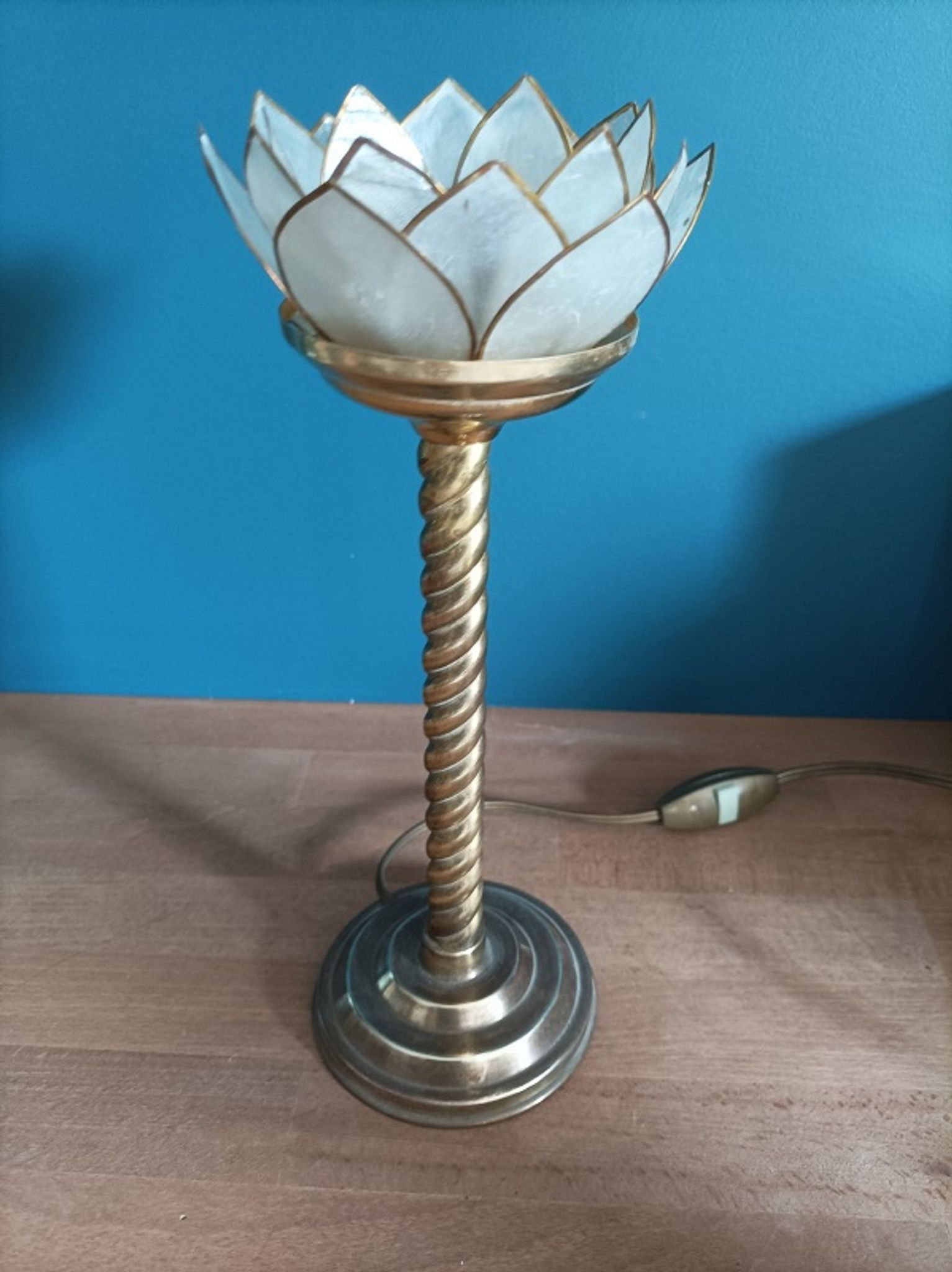 Bedside lamp flower lotus mother-of-pearl base brass