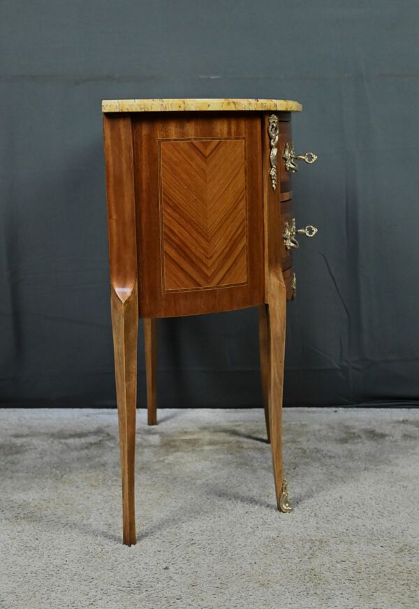 Petite commode sauteuse demi-lune en marqueterie, style transition Louis XV Louis XVI – début XXe