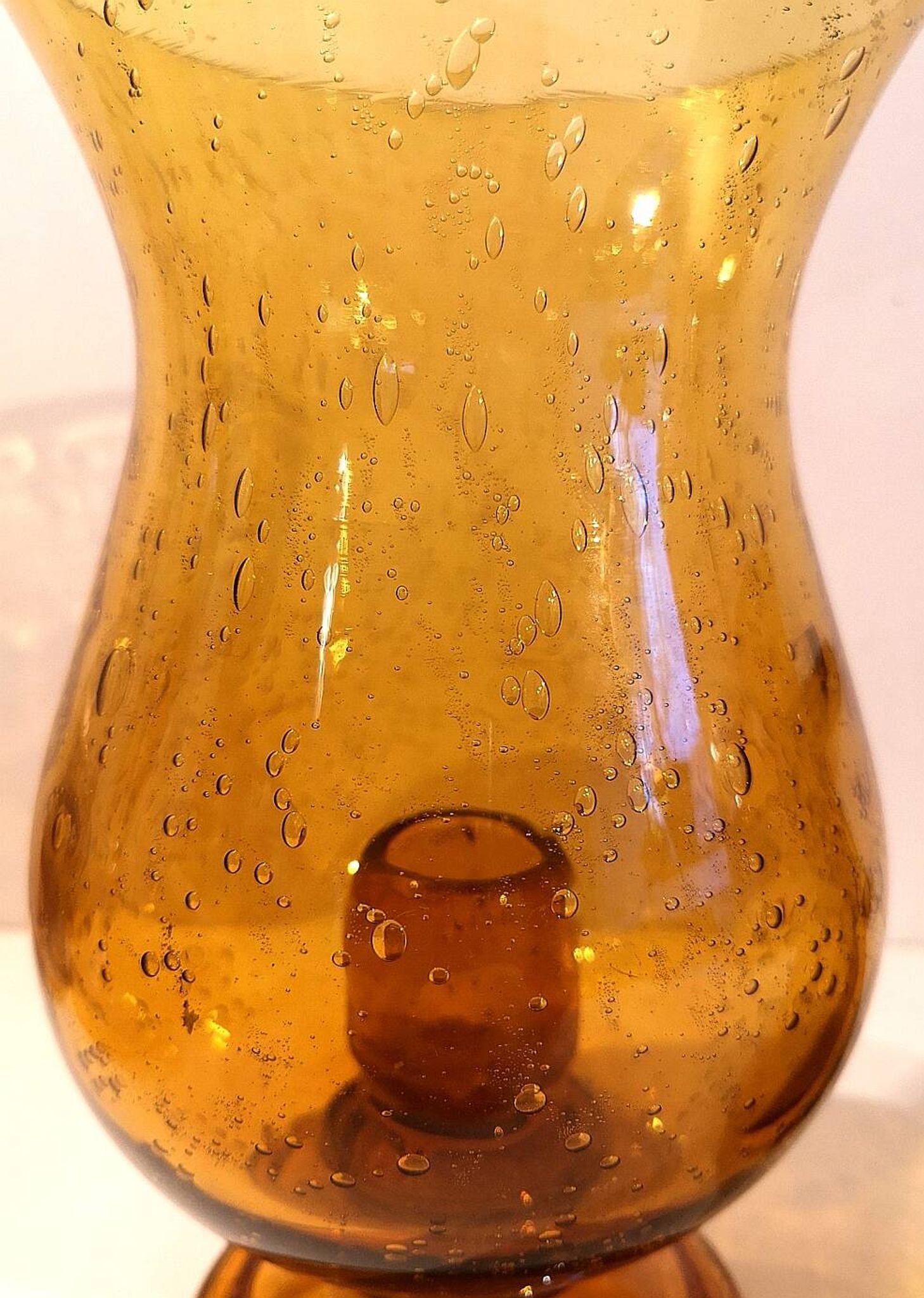 Bougeoir photophore Biot en verre ambré soufflé, bullé