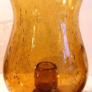 Bougeoir photophore Biot en verre ambré soufflé, bullé