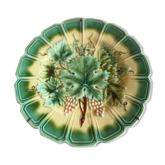 French Majolica plate - Slip - XIXth century - Sarreguemines - Vine and grape decoration