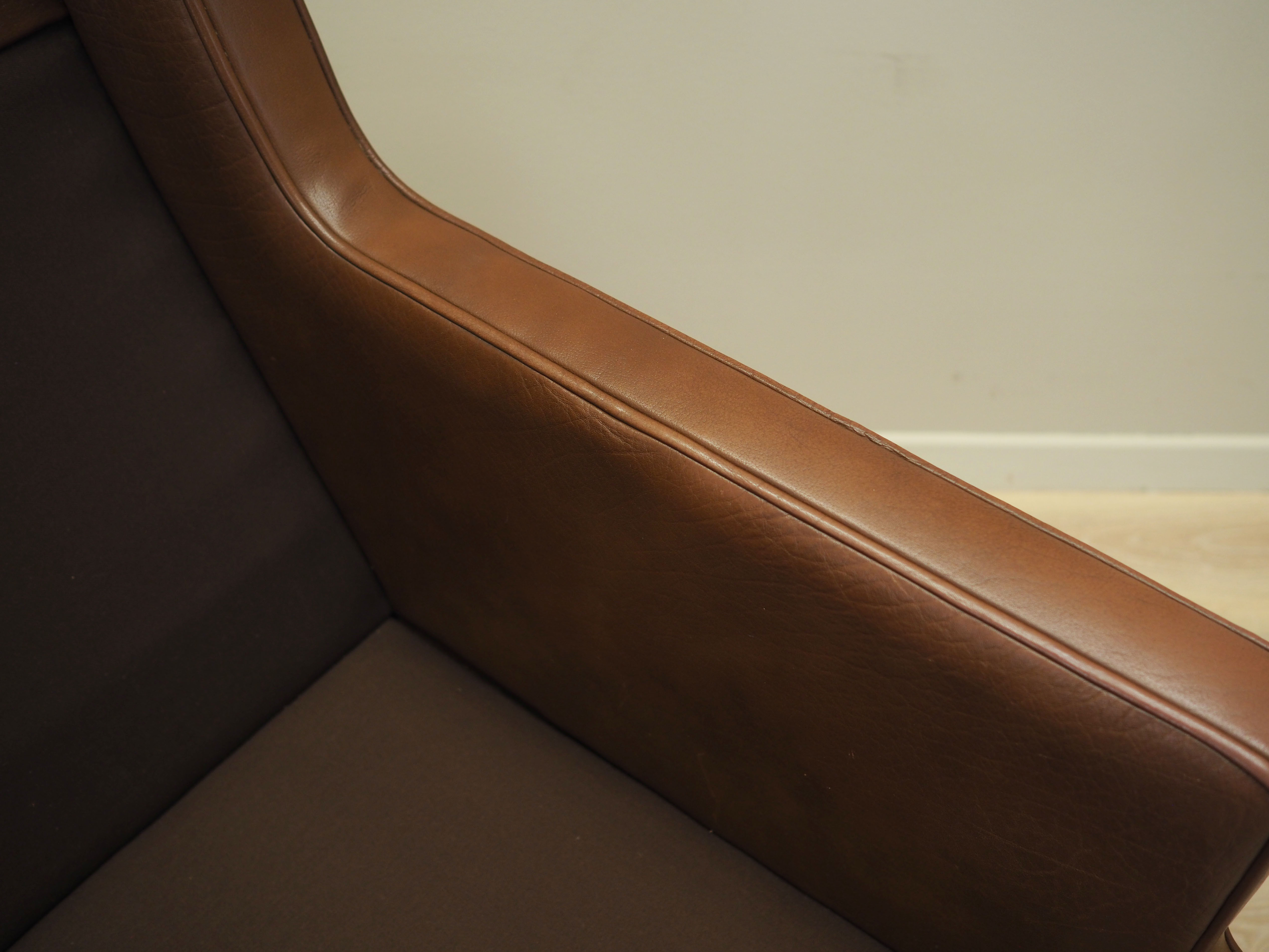 Fauteuil en cuir marron, design danois, années 1960, production: Danemark