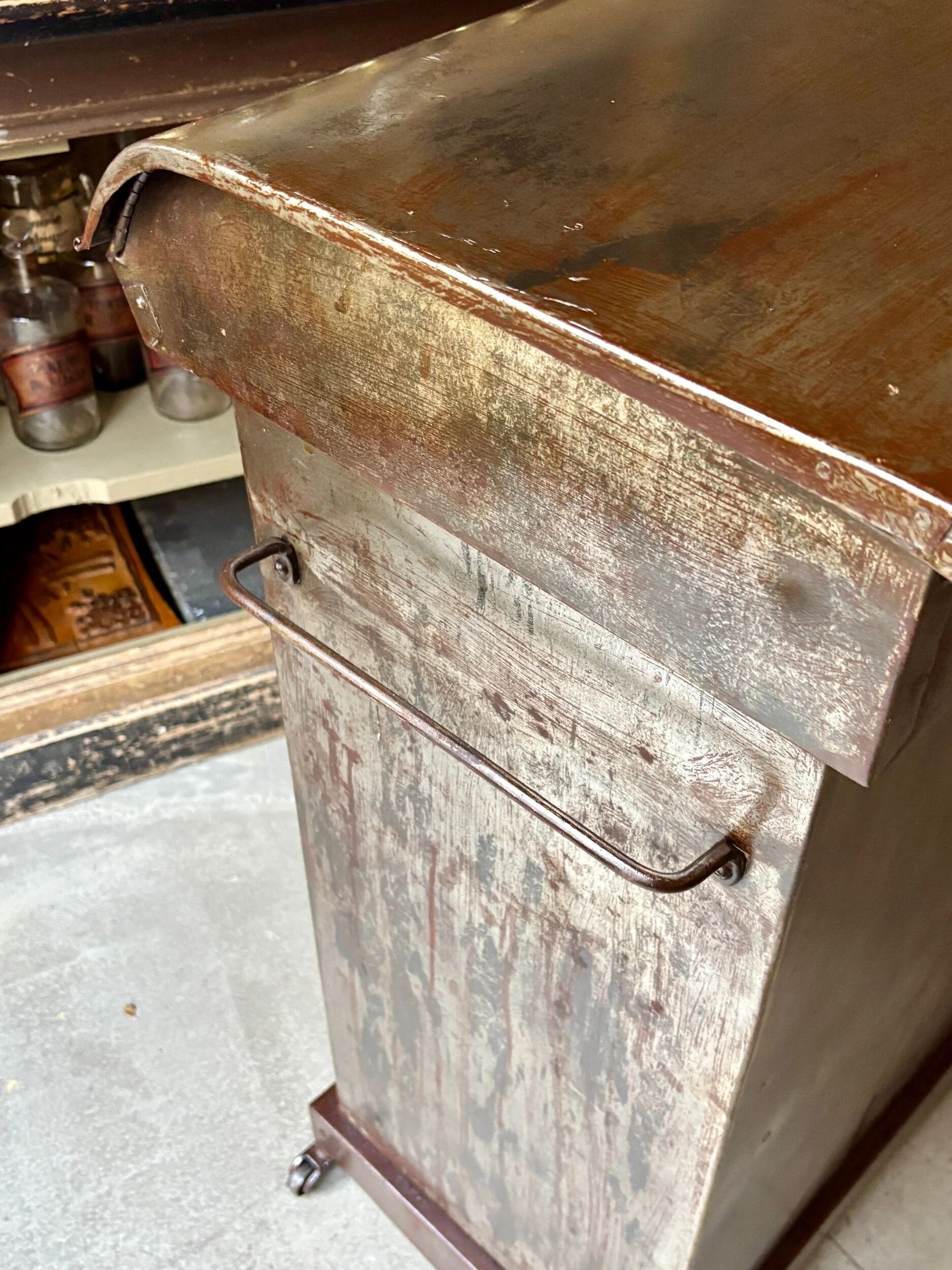 Metal washstand, Napoleon III period