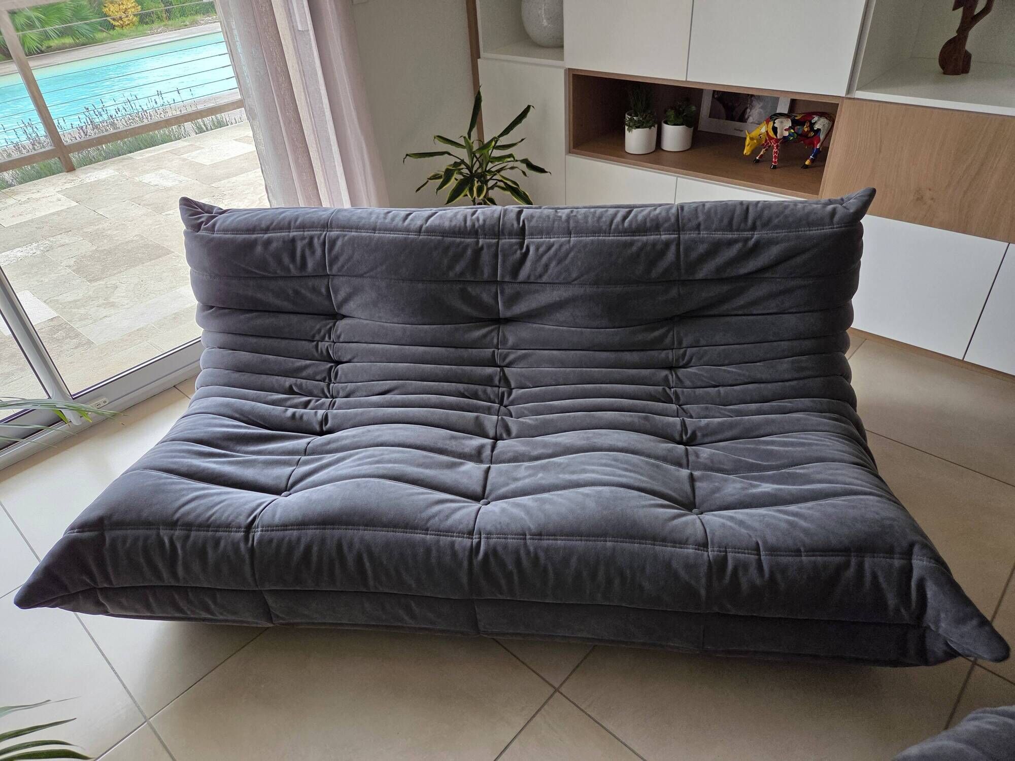 Togo canapé 3 places ligne roset avec un pouf