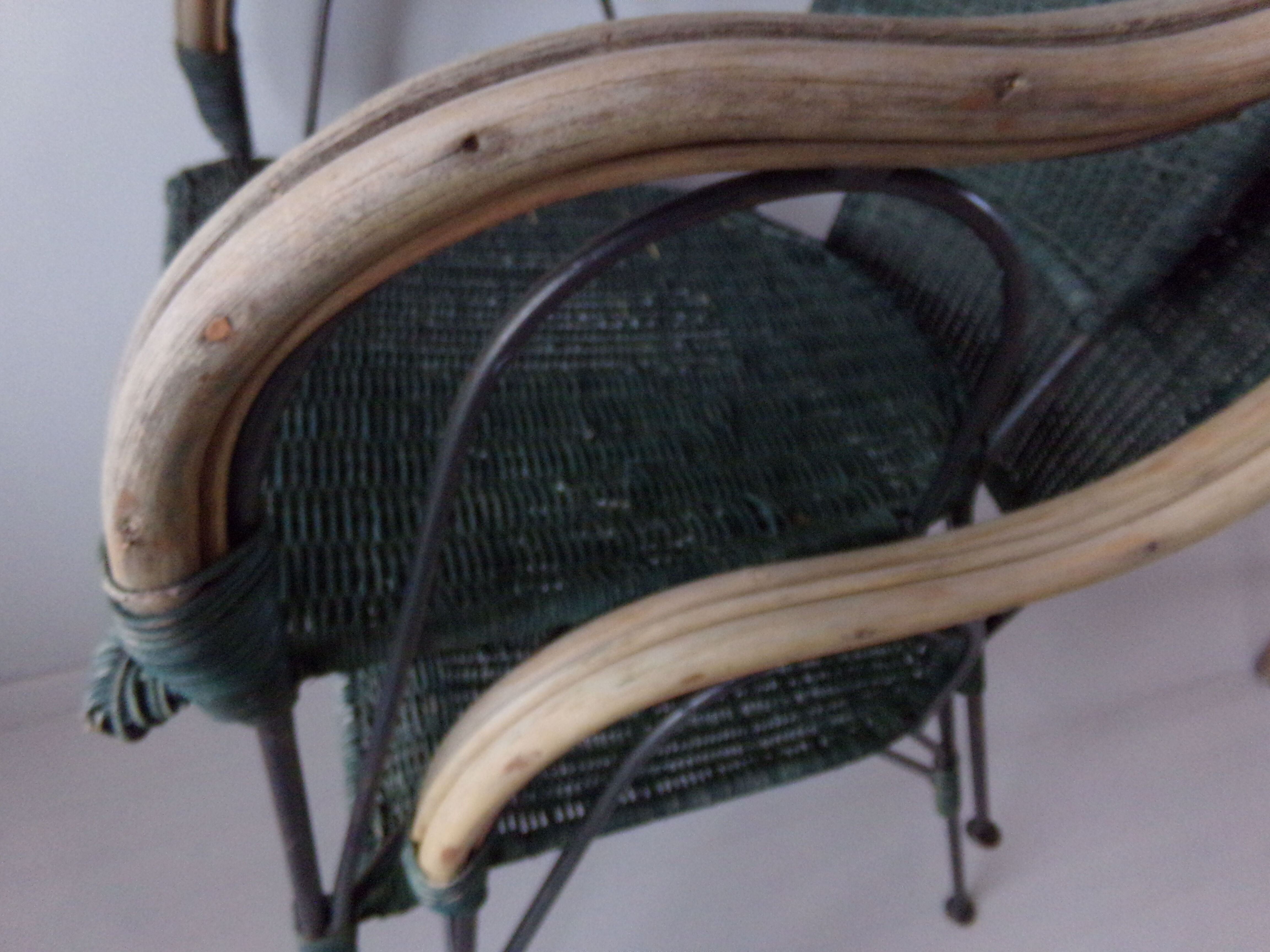 Duo de fauteuils anciens en fer forgé et osier