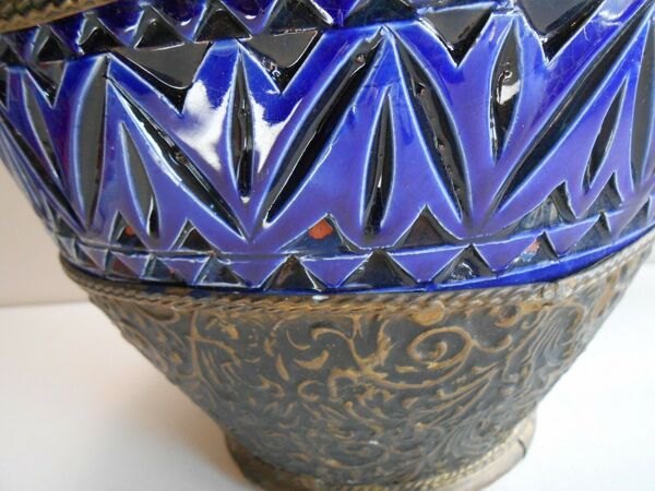 Pot vase terre cuite vernissée decor laiton