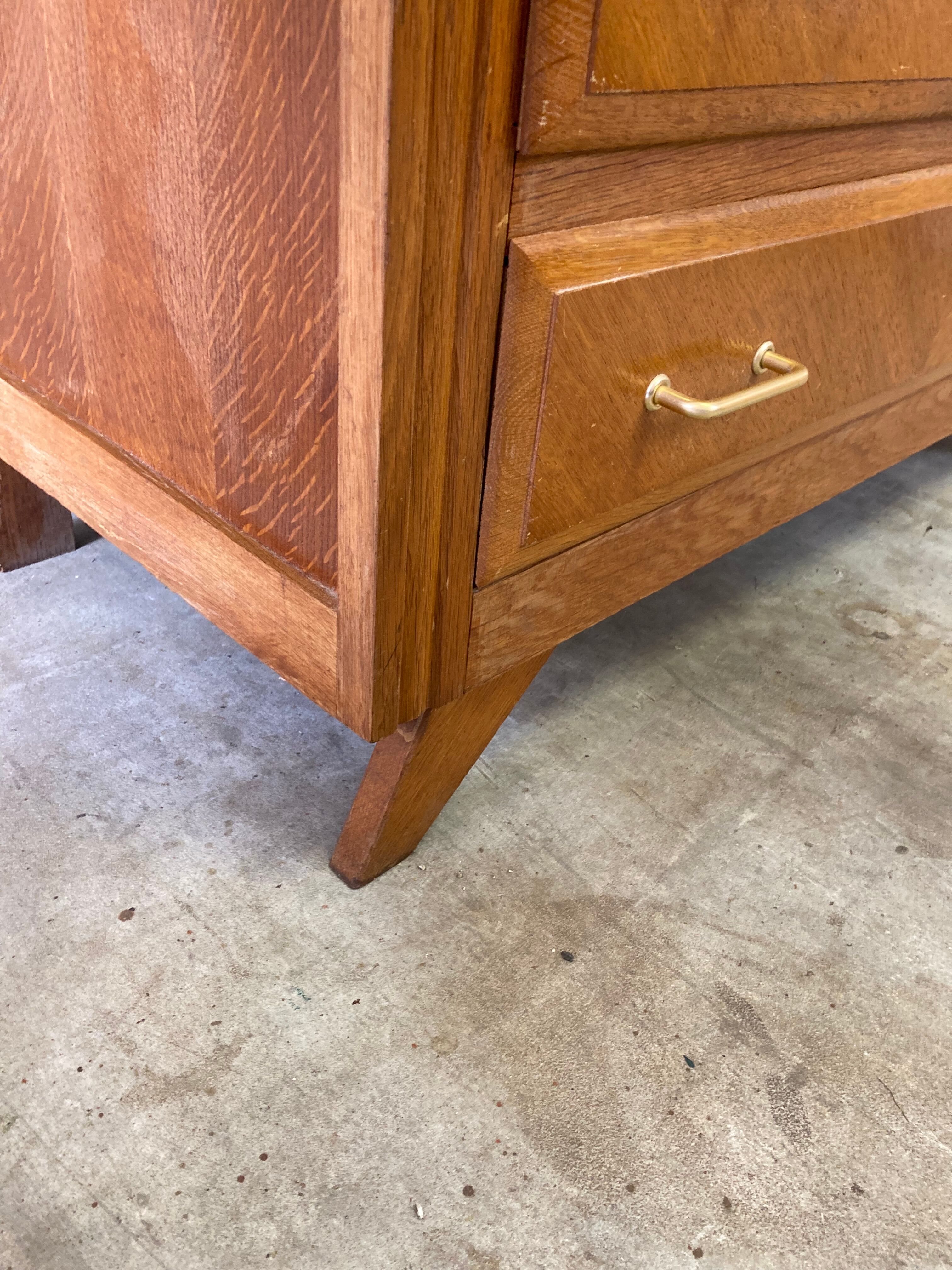 Commode vintage aux pieds compas