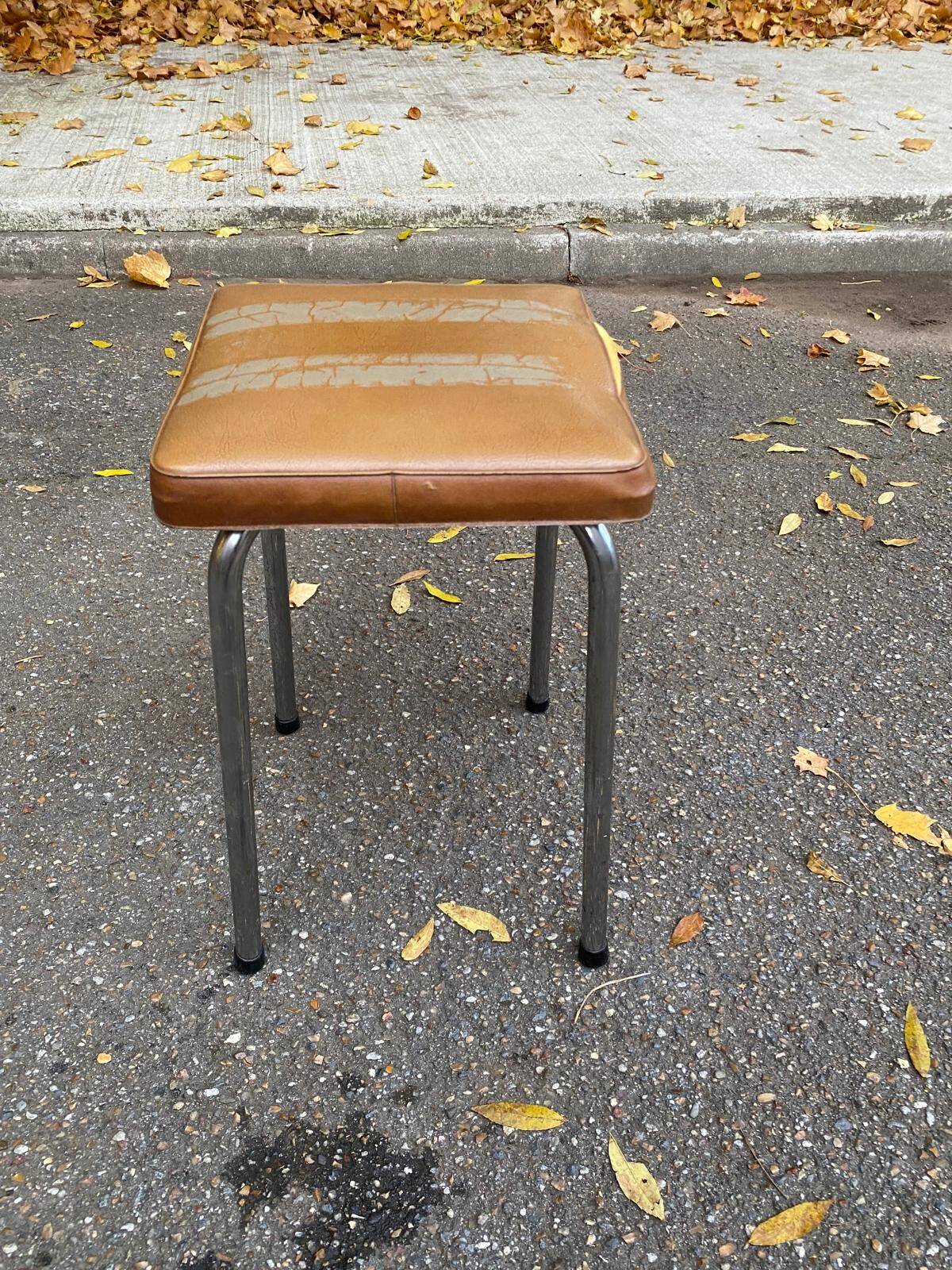 2 tabourets acier et cuir blanc et marron