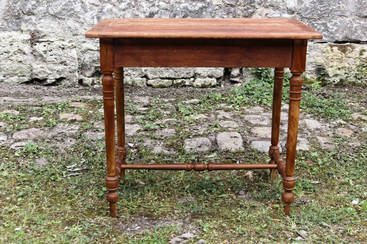 Table en bois massif, un tiroir, bois tourné