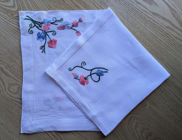 Set rectangulaire et sa serviette assortie vintage brodé main – Pois de senteur