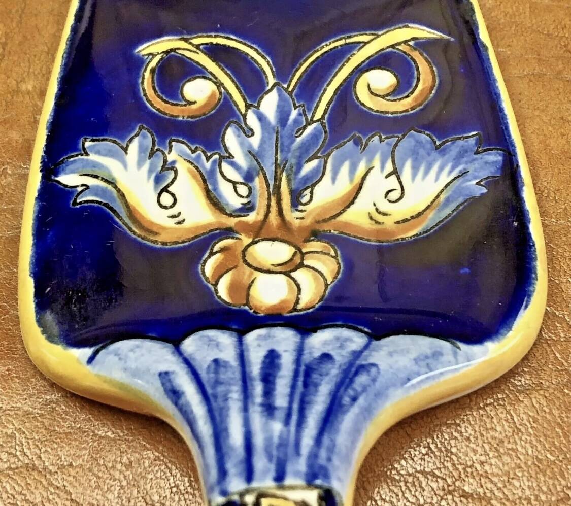 Antique Gien Renaissance cake shovel, blue background, 1941/1950