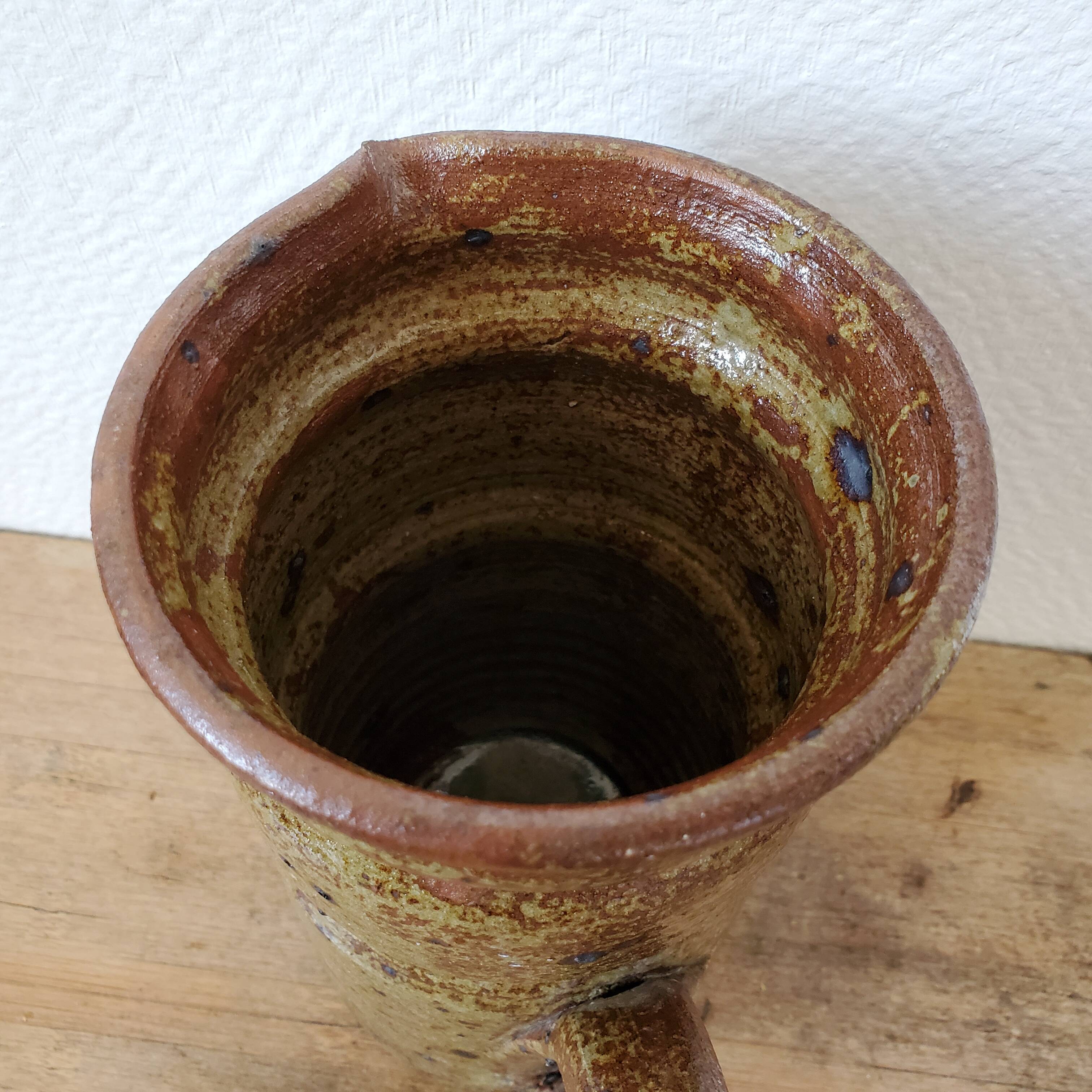 Pitcher vase in sandstone pyrity