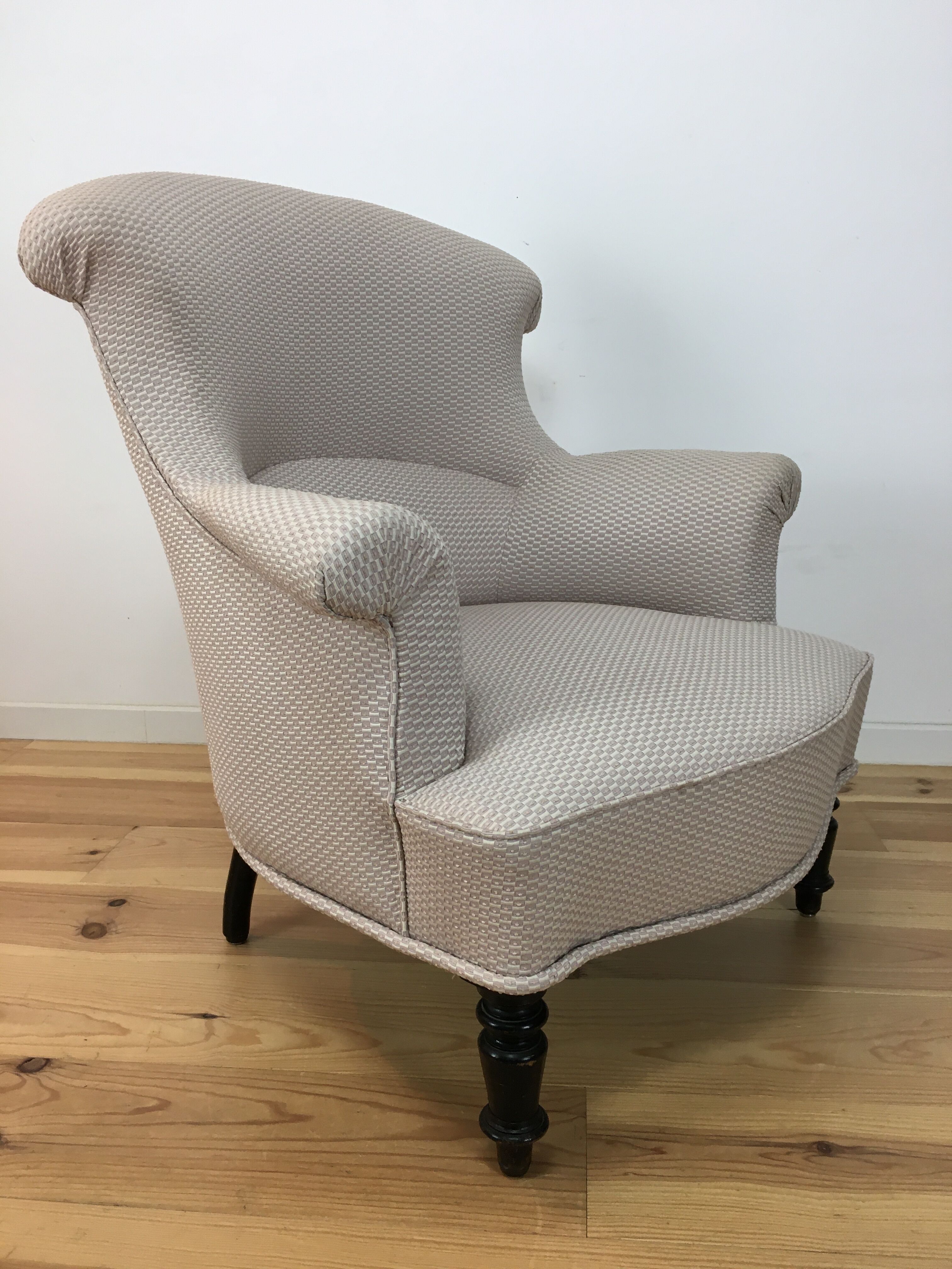 Napoleon III toad armchair forms lambrequin