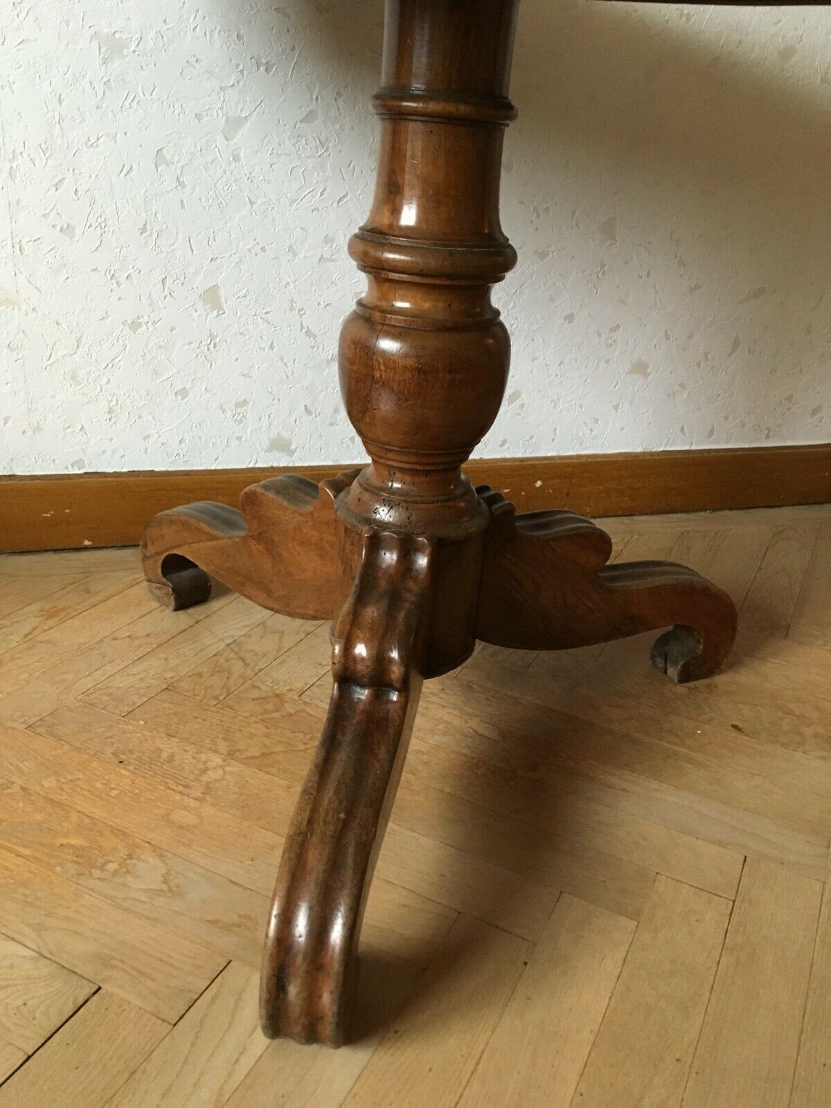 Table pedestal wood round