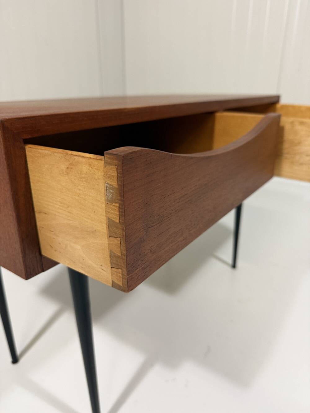 Table console latérale Asko Finland des années 1960.