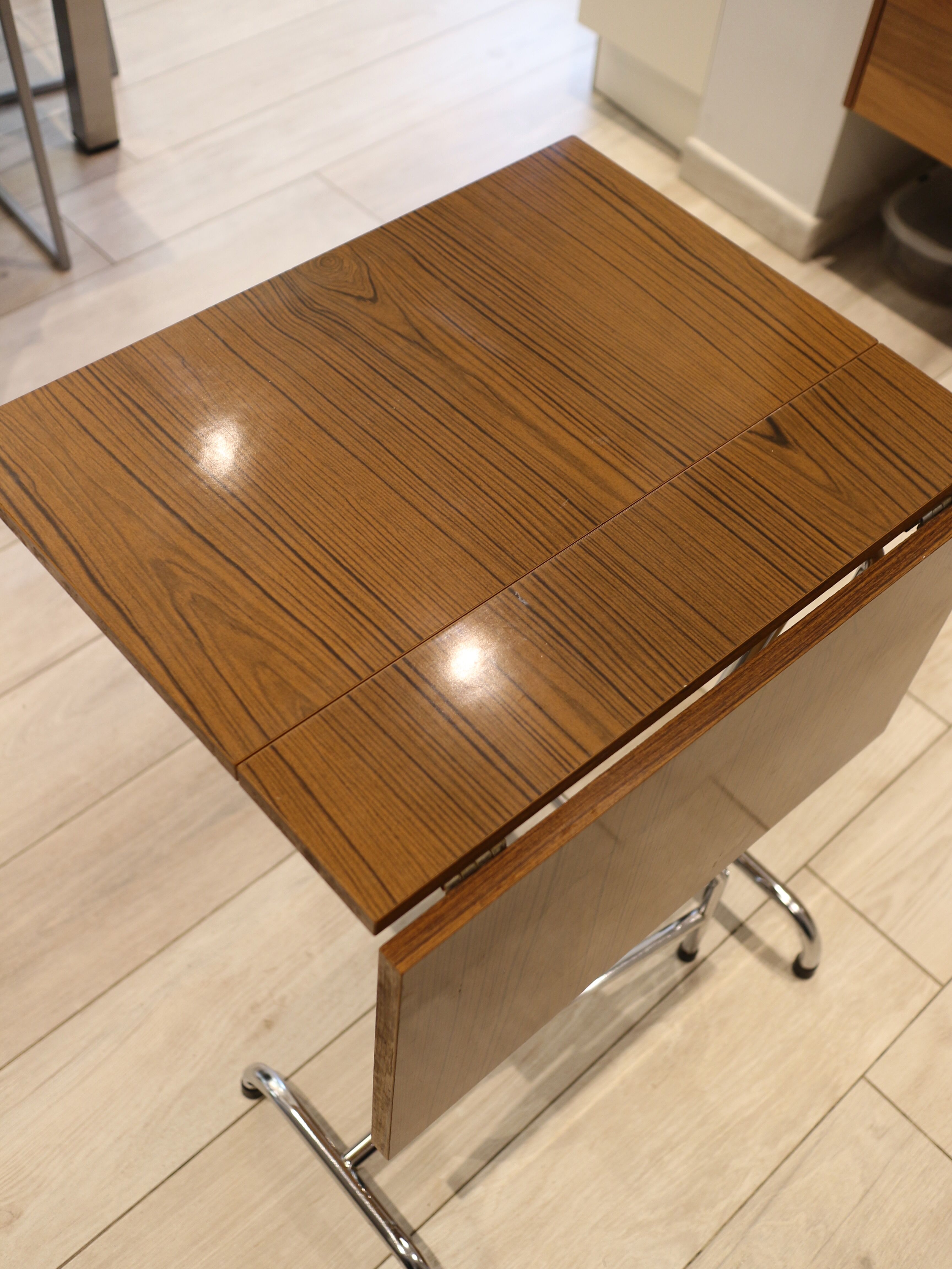 Table in folding brown Formica