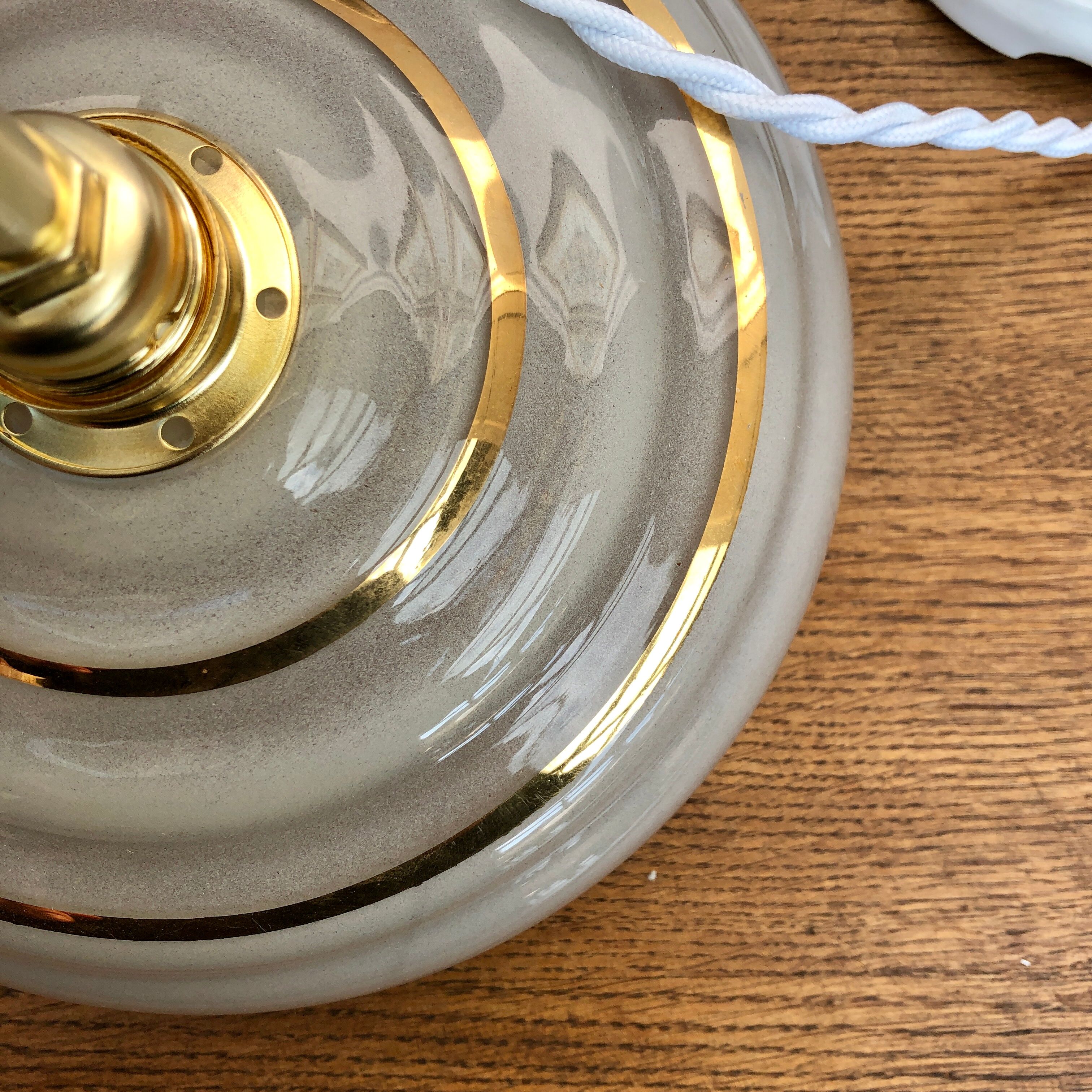Vintage white and gold glass lampshade suspension