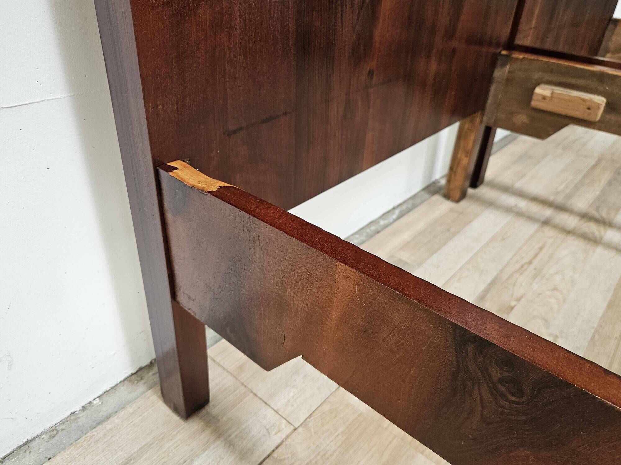 Pair of Art Decò single beds in mahogany and pink maple, 1940
