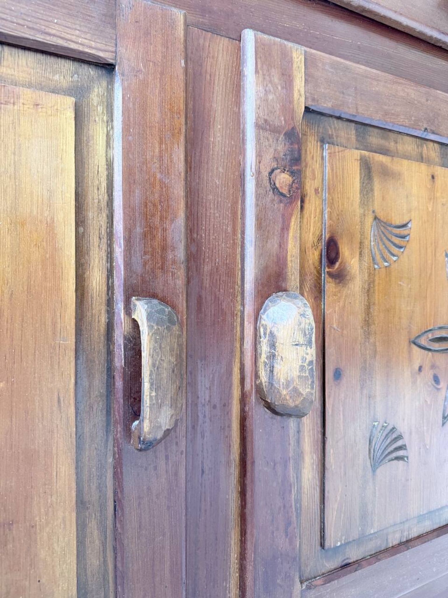 Meuble de rangement confiturier art populaire savoyard 1950