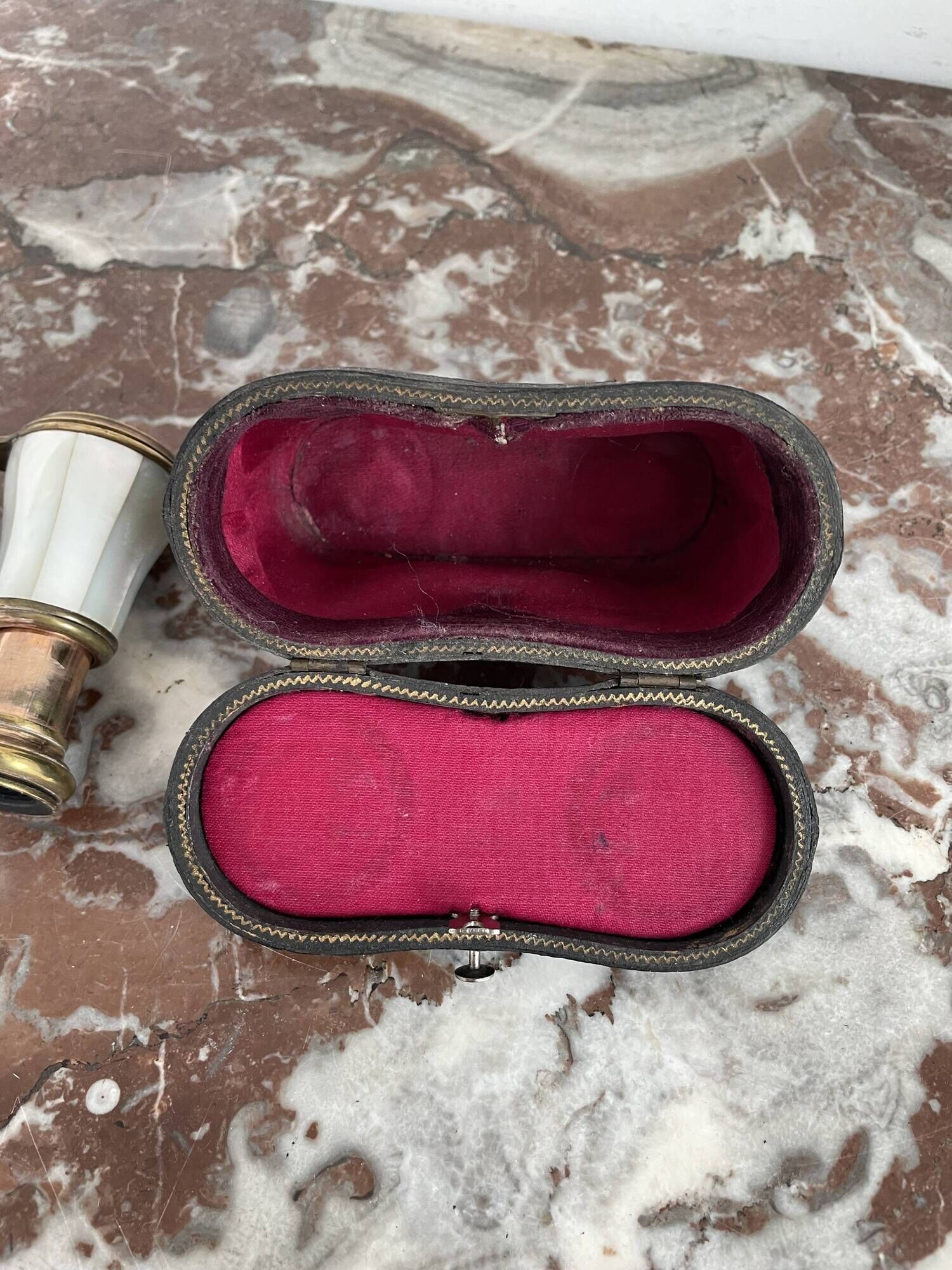 Pair of binoculars, theater, opera, mother-of-pearl, gilded brass, early twentieth century, curiosity object, showcase