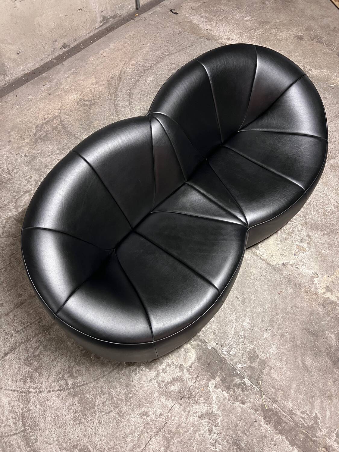 Pumpkin 2-seater sofa in black leather – Pierre Paulin for Ligne Roset,
