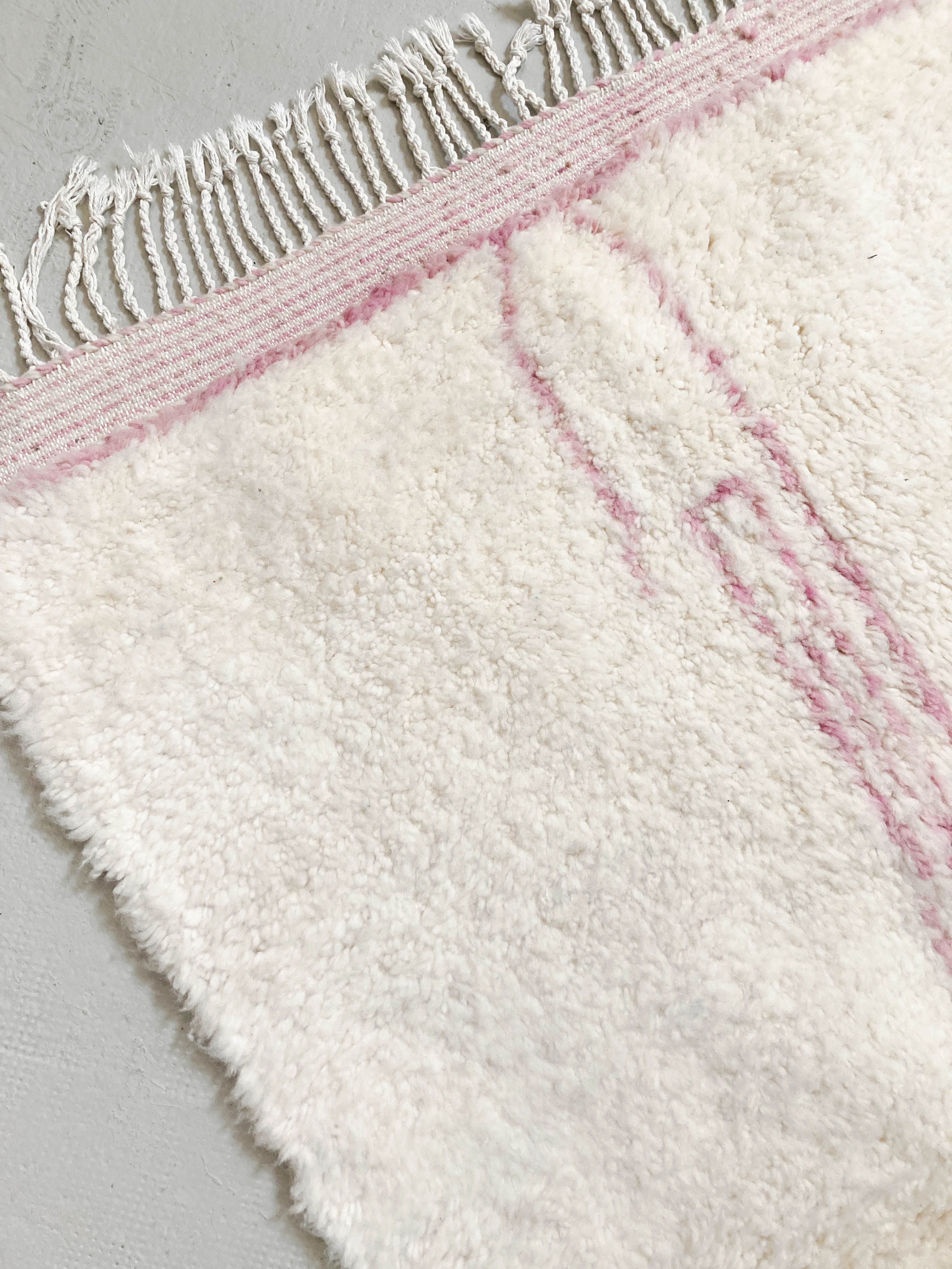 Moroccan Berber carpet beni ouarain ecru with pink pattern 166x102cm